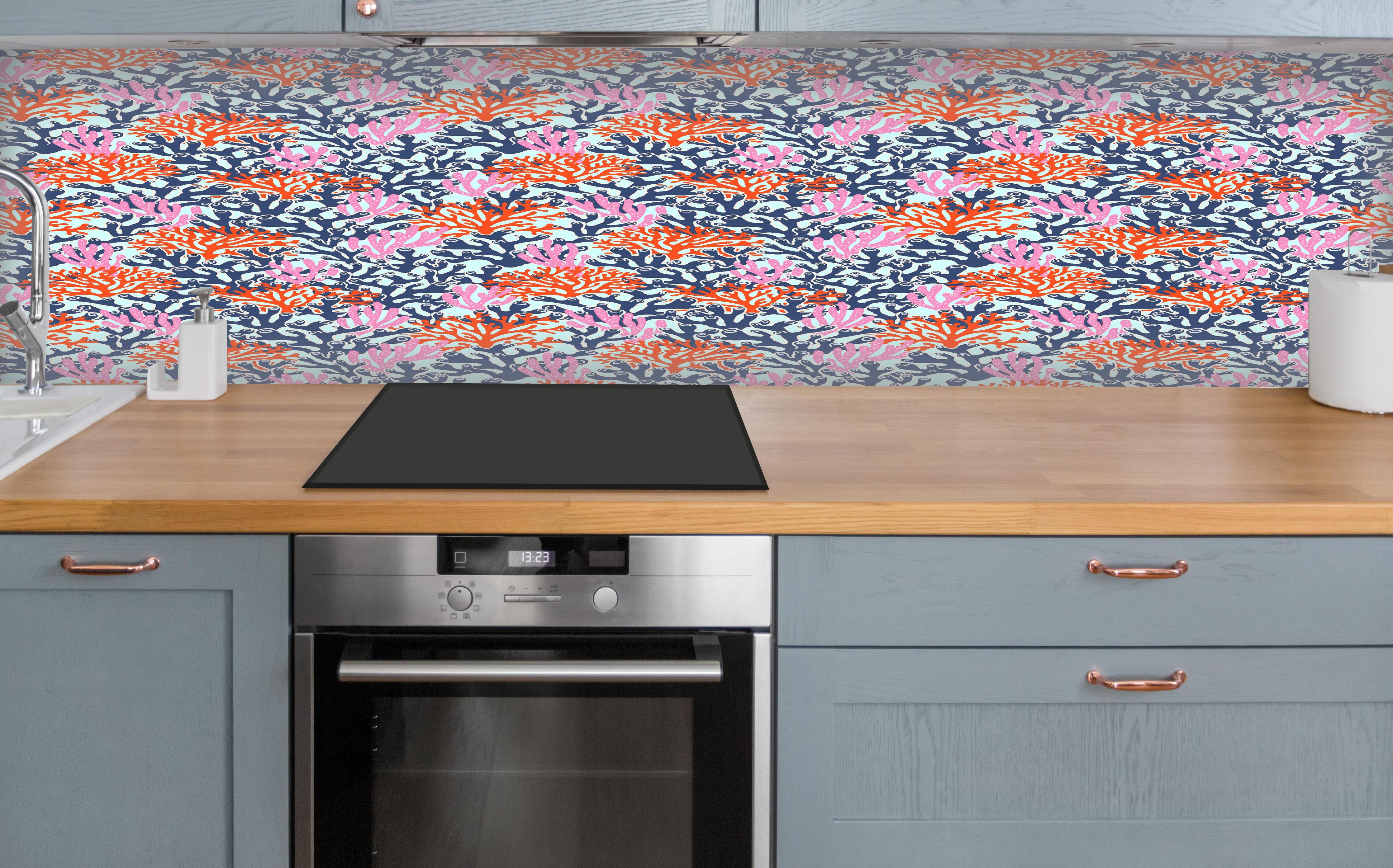 Küche - Neon-Korallen Blau Orange Pink über polierter Holzarbeitsplatte mit Cerankochfeld