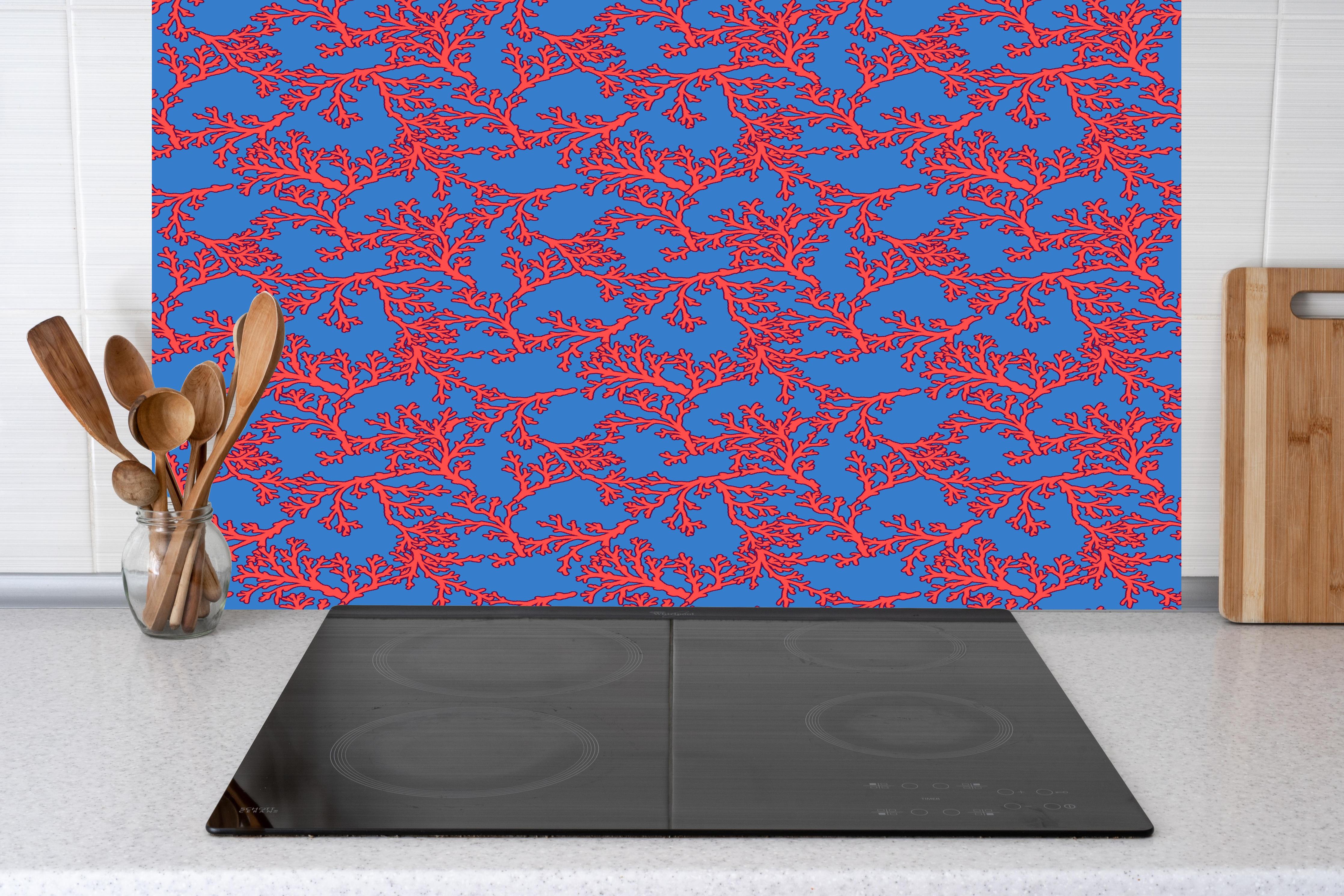 Küche - Neon-Korallen Blau-Rot hinter Cerankochfeld und Holz-Kochutensilien