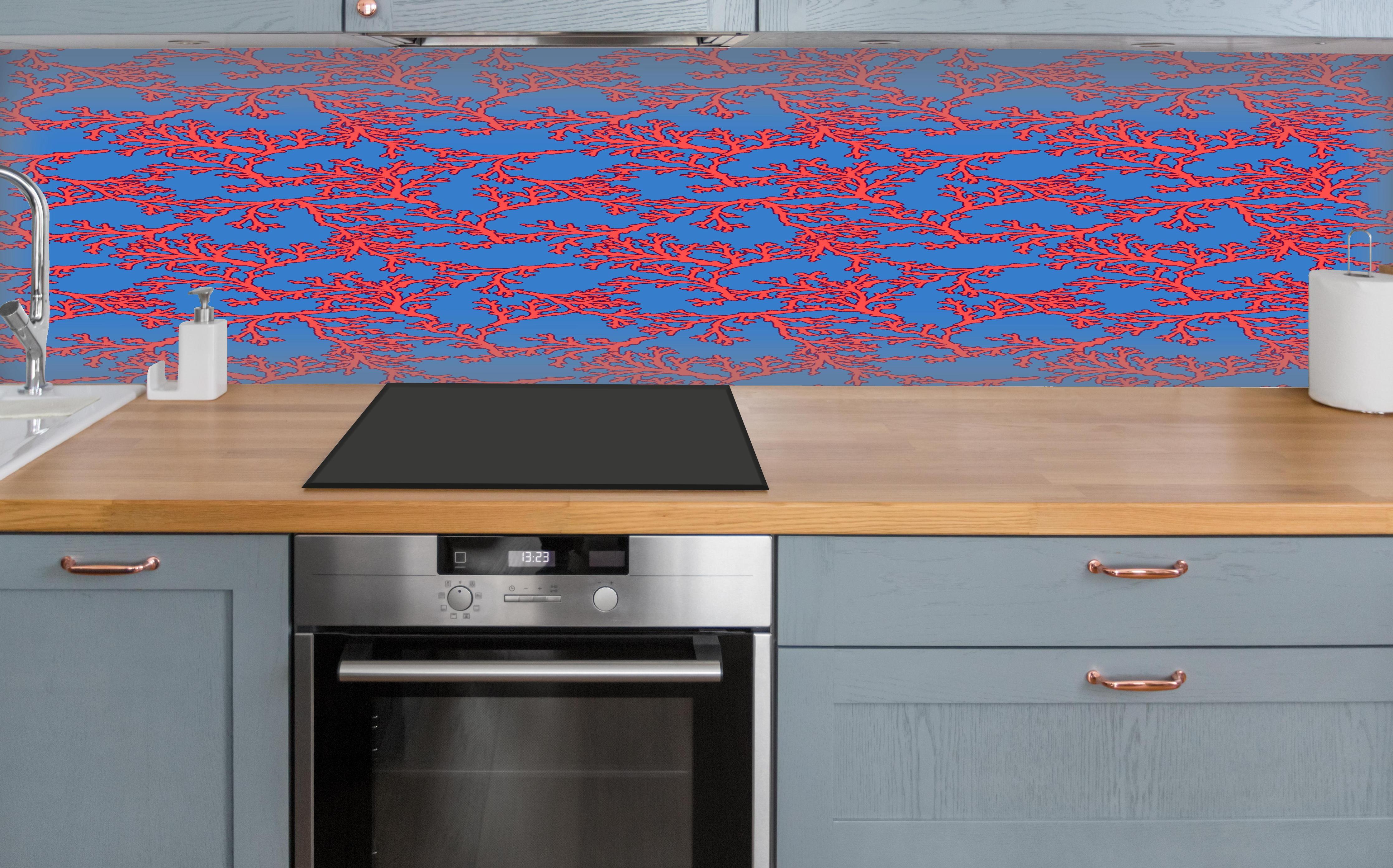 Küche - Neon-Korallen Blau-Rot über polierter Holzarbeitsplatte mit Cerankochfeld