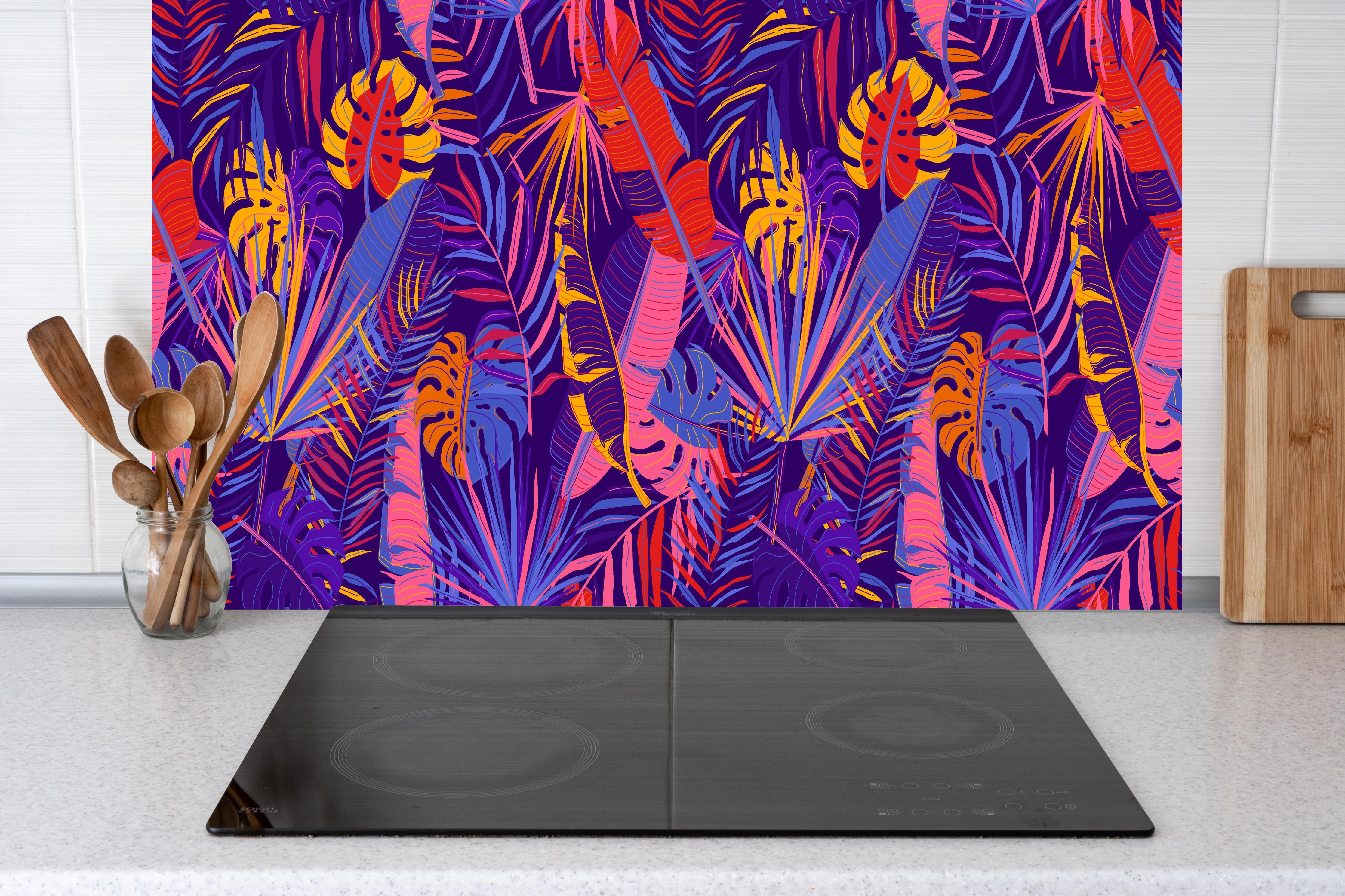 Küche - Neon Tropenblätter Muster hinter Cerankochfeld und Holz-Kochutensilien