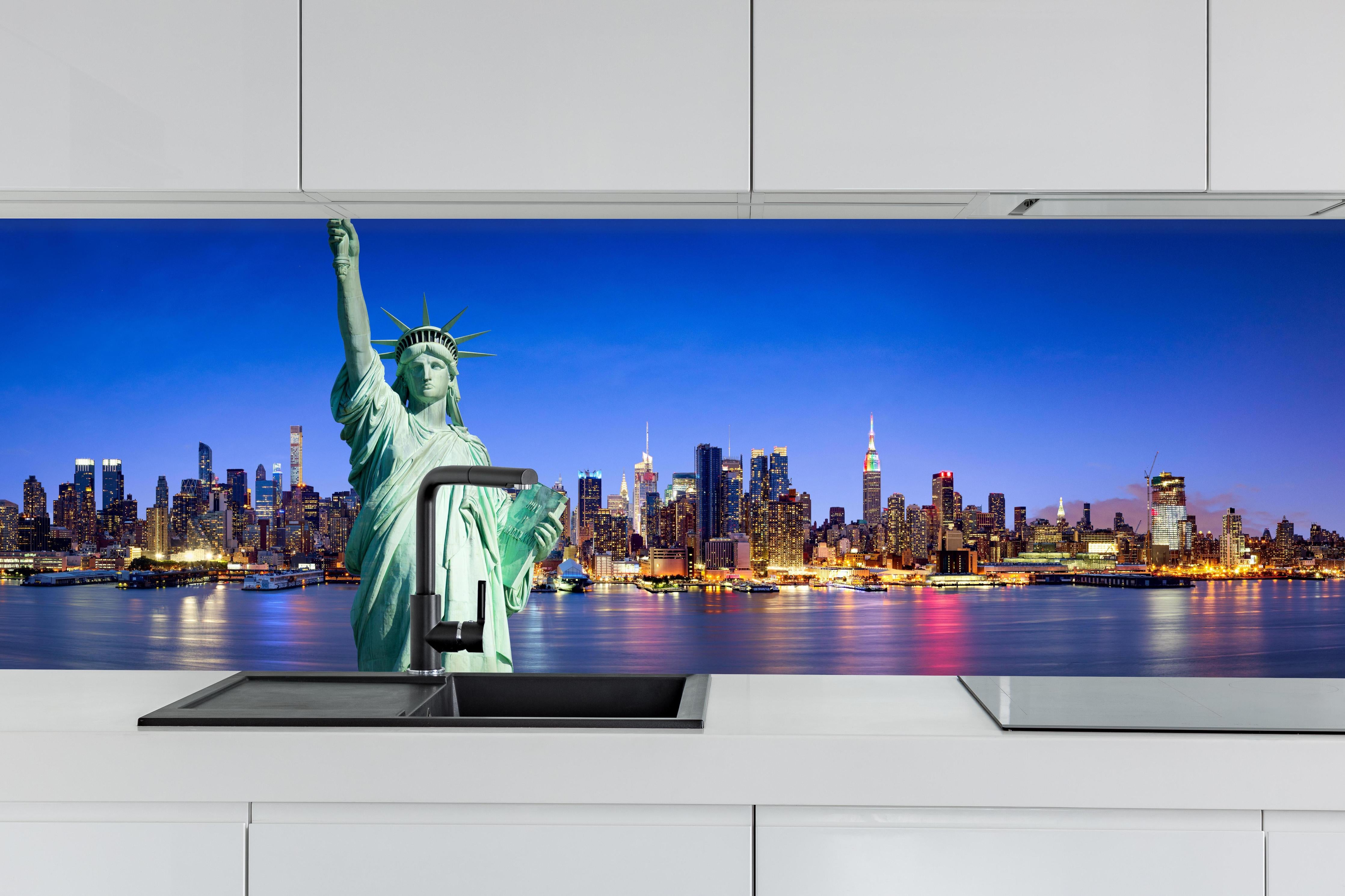 Küche - New York Skyline Blau-Türkis hinter weißen Hochglanz-Küchenregalen und schwarzem Wasserhahn