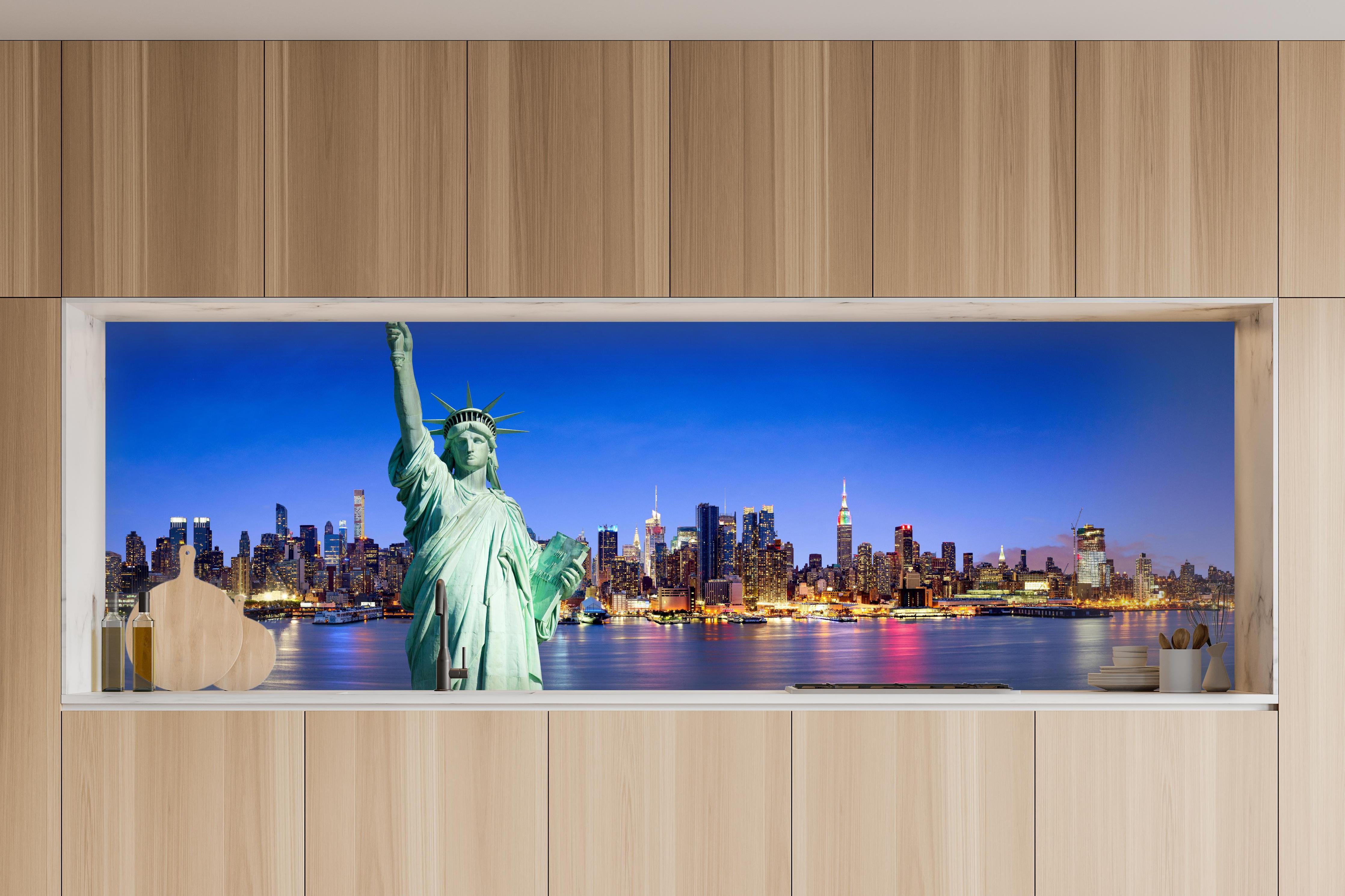 Küche - New York Skyline Blau-Türkis in charakteristischer Vollholz-Küche mit modernem Gasherd