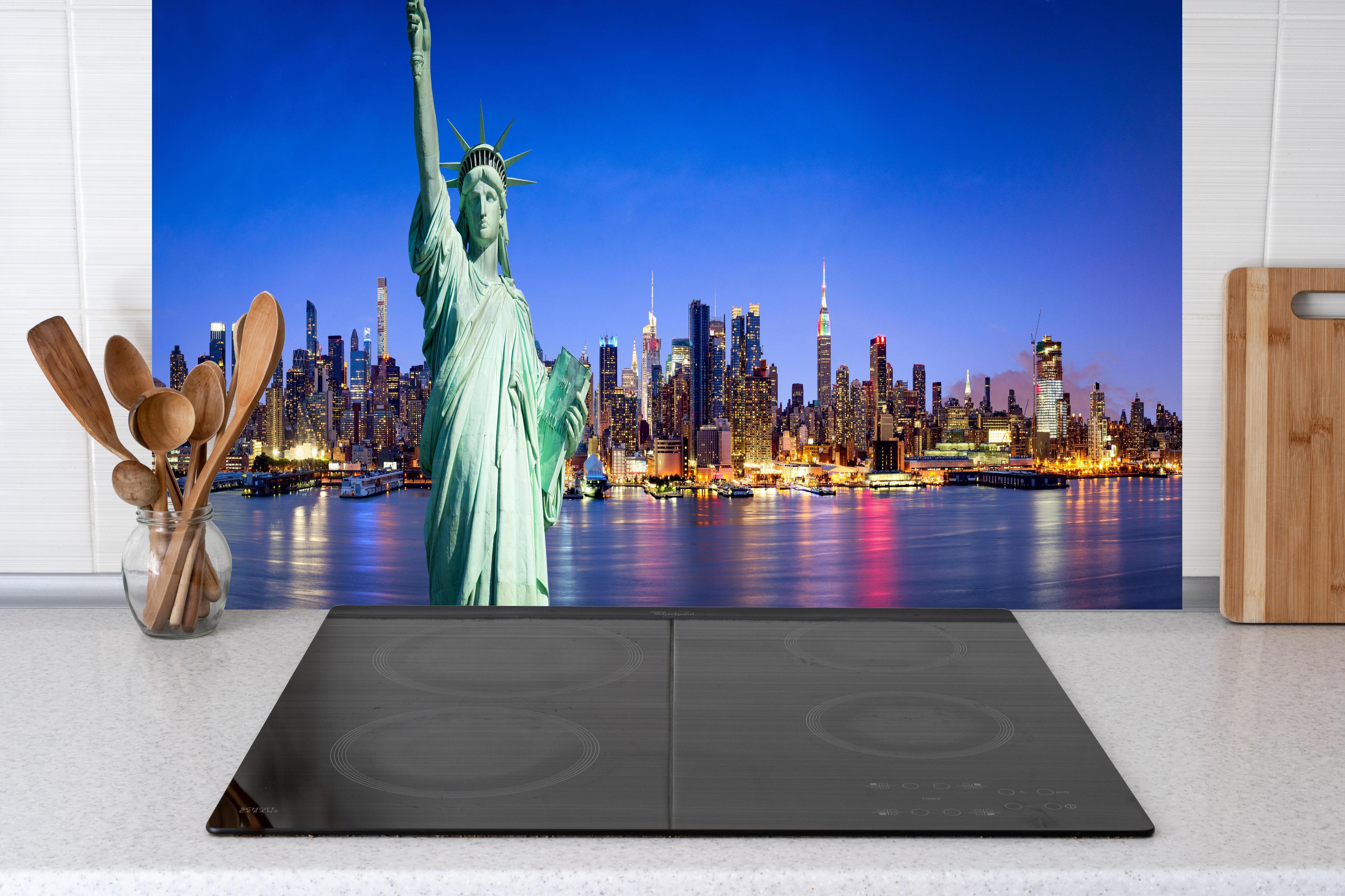 Küche - New York Skyline Blau-Türkis hinter Cerankochfeld und Holz-Kochutensilien