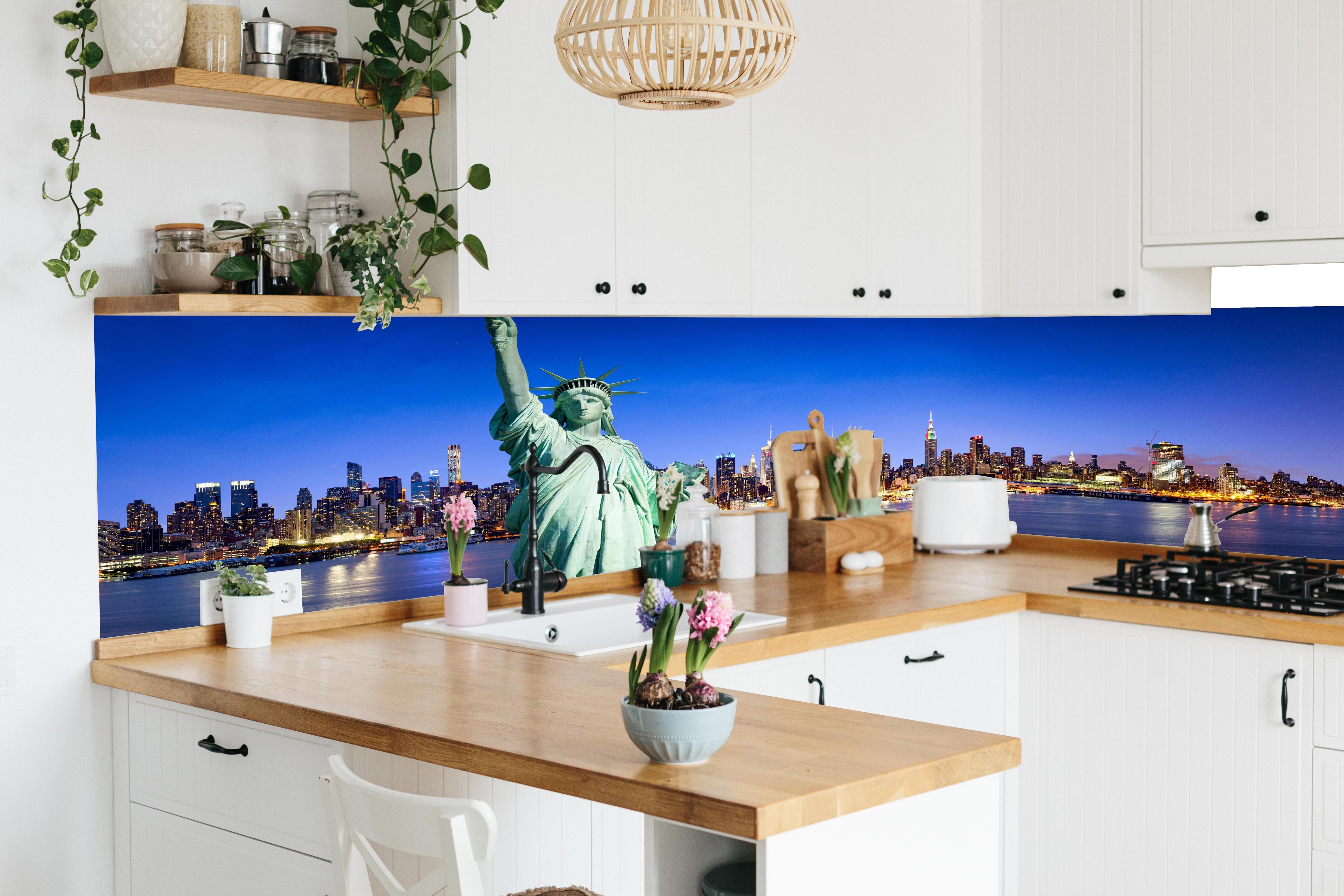 Küche - New York Skyline Blau-Türkis in lebendiger Küche mit bunten Blumen