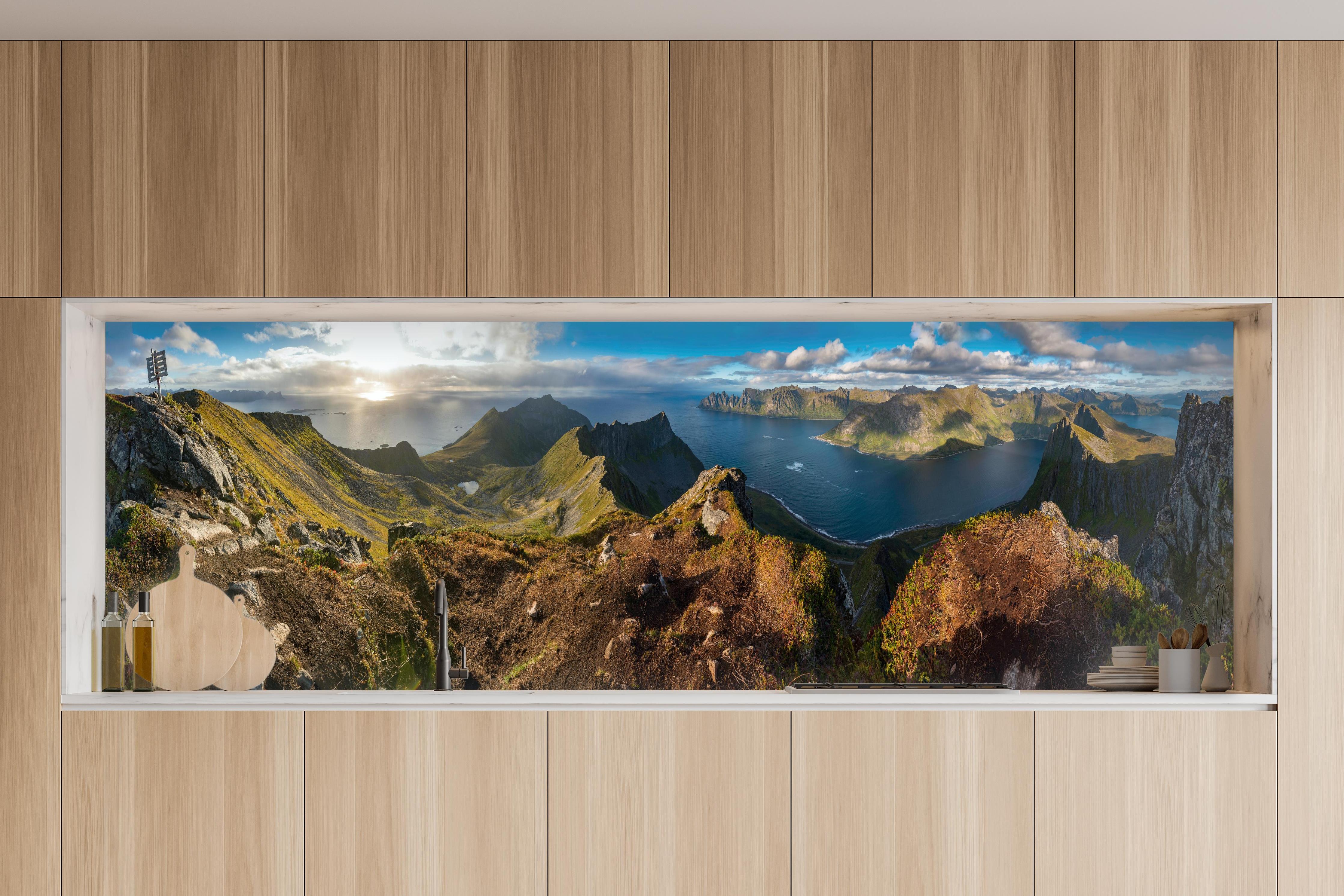Küche - Nordisches Küstenpanorama Blau-Grün in charakteristischer Vollholz-Küche mit modernem Gasherd