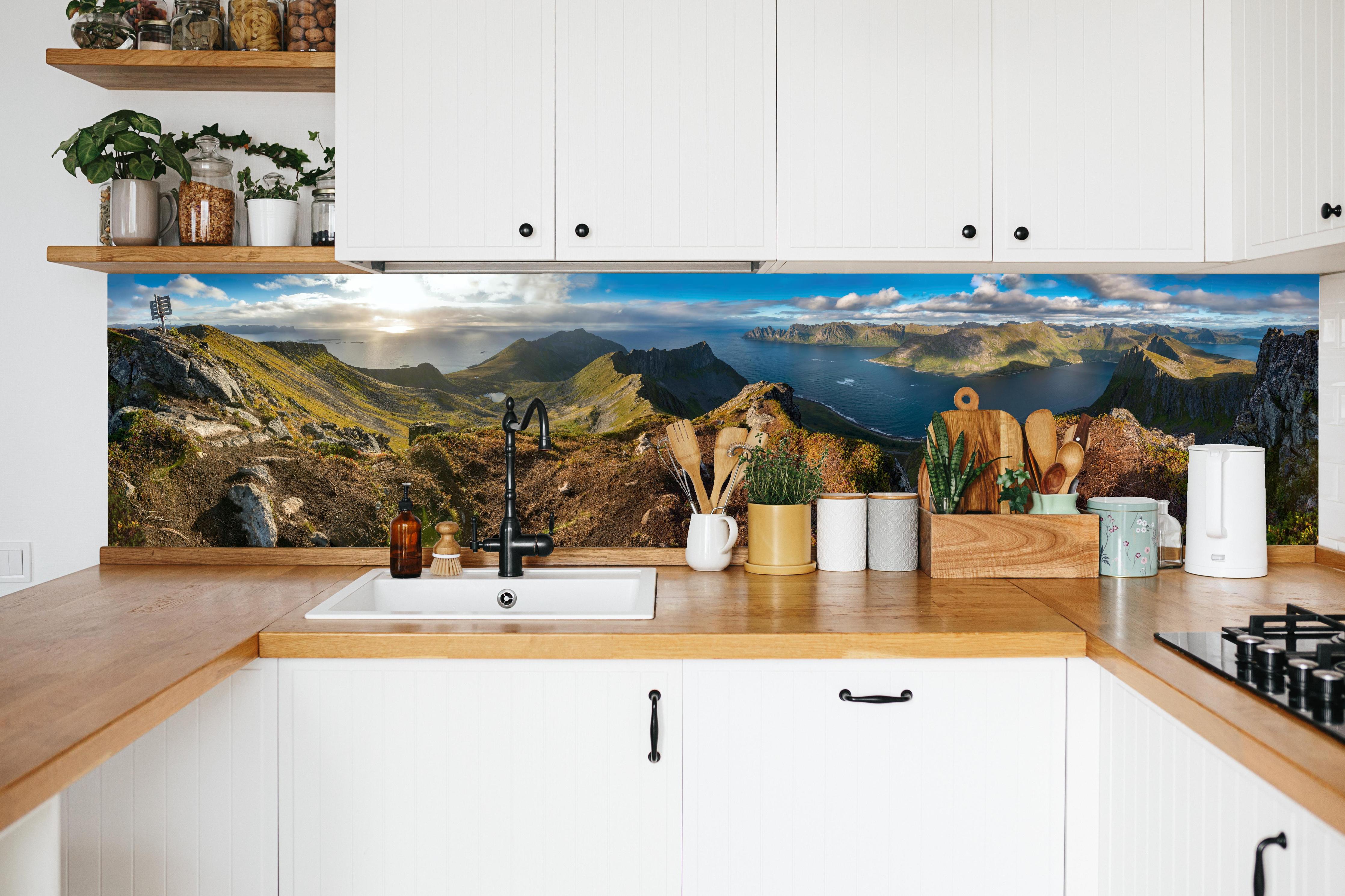 Küche - Nordisches Küstenpanorama Blau-Grün in weißer Küche hinter Gewürzen und Kochlöffeln aus Holz