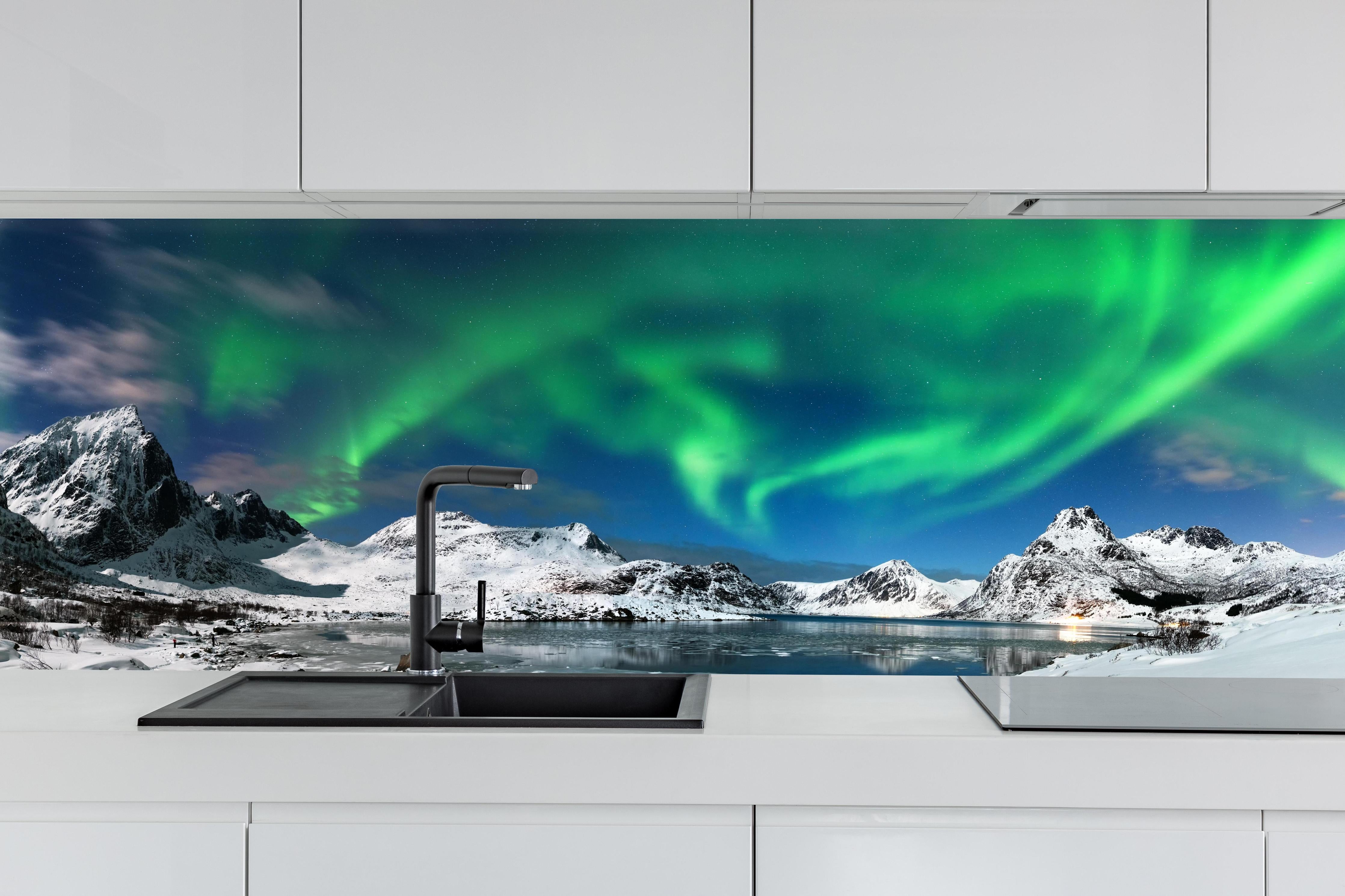 Küche - Nordlicht über verschneitem Fjord hinter weißen Hochglanz-Küchenregalen und schwarzem Wasserhahn