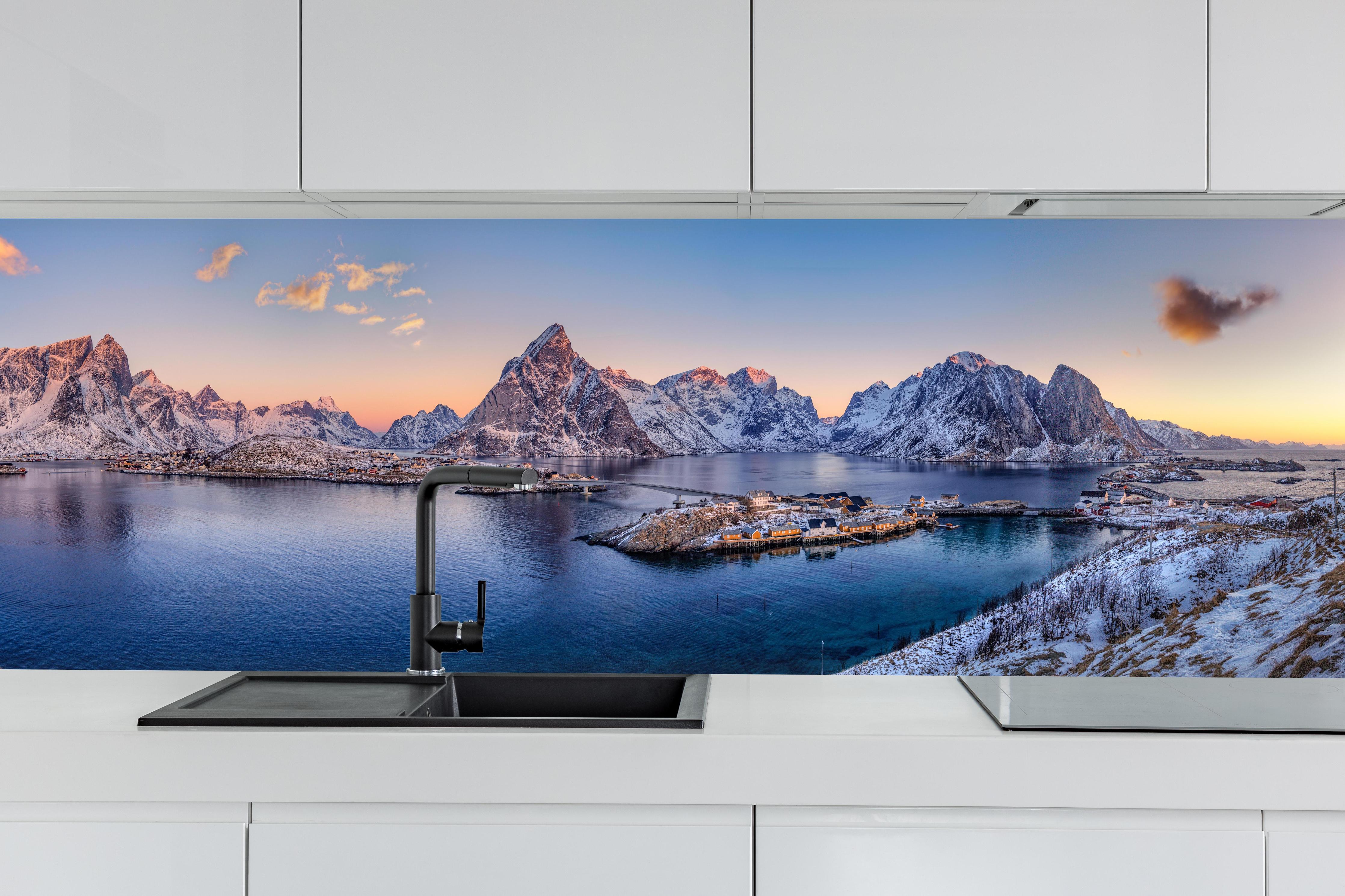 Küche - Norwegen Fjord Panorama Blau-Weiß hinter weißen Hochglanz-Küchenregalen und schwarzem Wasserhahn