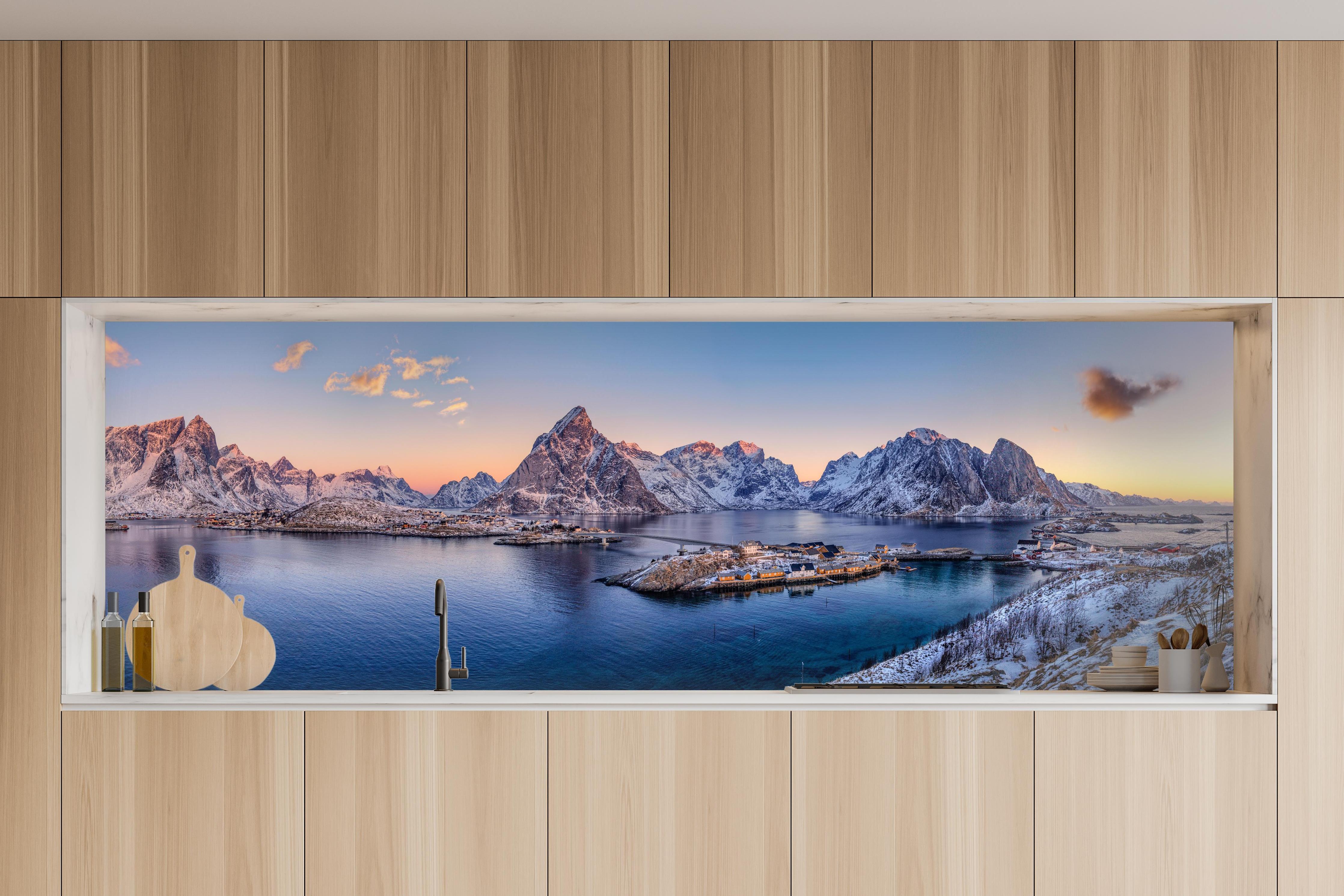 Küche - Norwegen Fjord Panorama Blau-Weiß in charakteristischer Vollholz-Küche mit modernem Gasherd