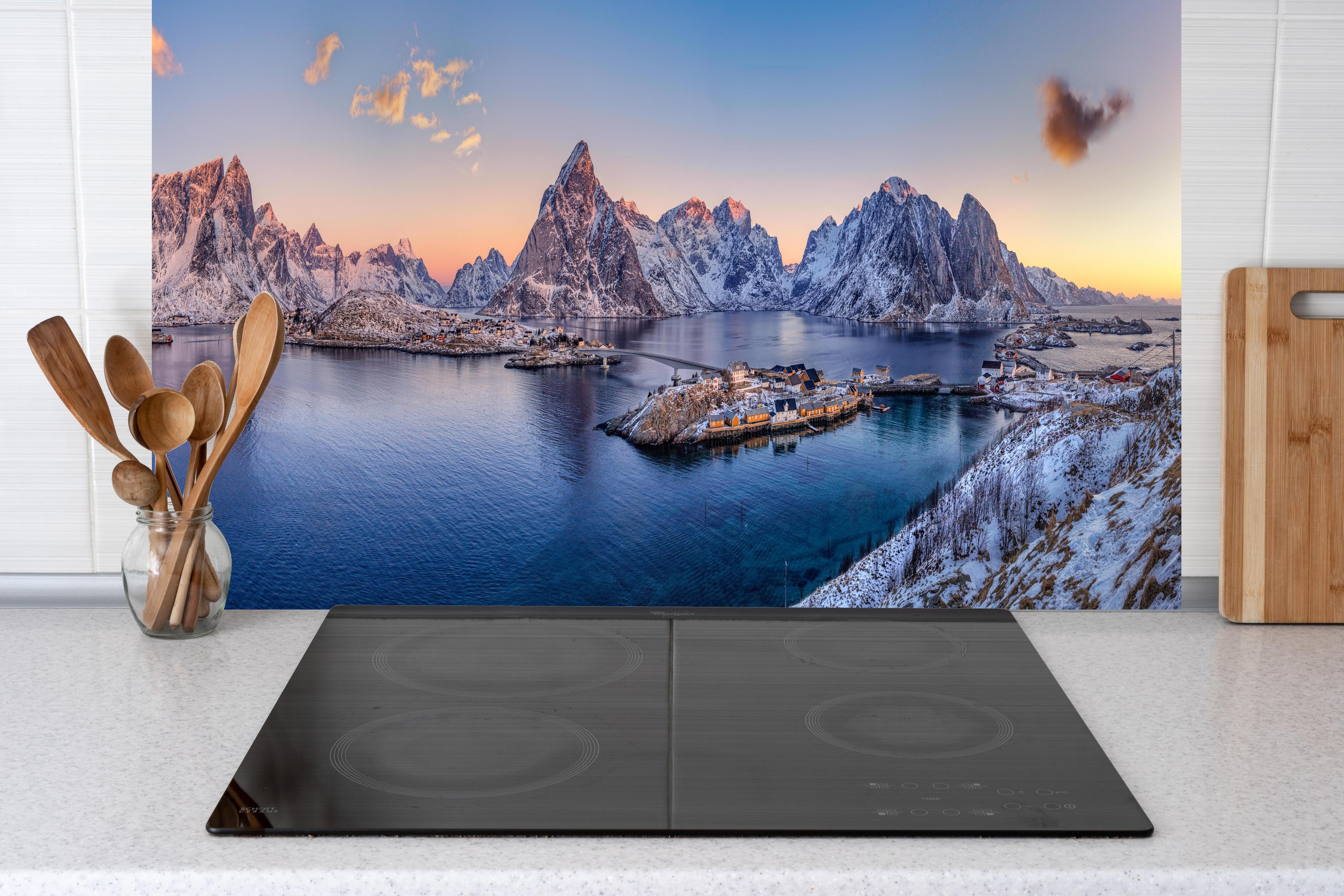 Küche - Norwegen Fjord Panorama Blau-Weiß hinter Cerankochfeld und Holz-Kochutensilien