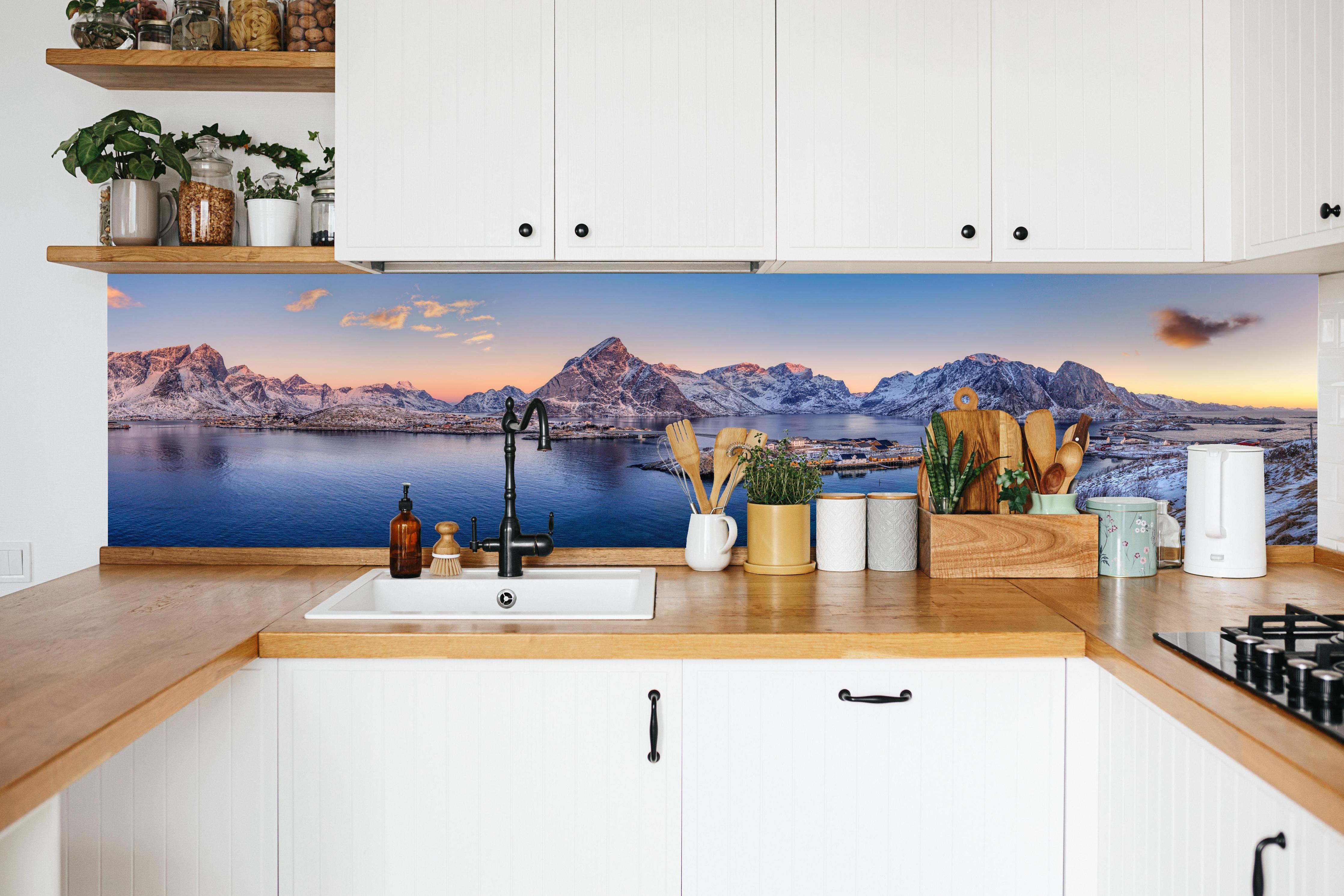 Küche - Norwegen Fjord Panorama Blau-Weiß in weißer Küche hinter Gewürzen und Kochlöffeln aus Holz