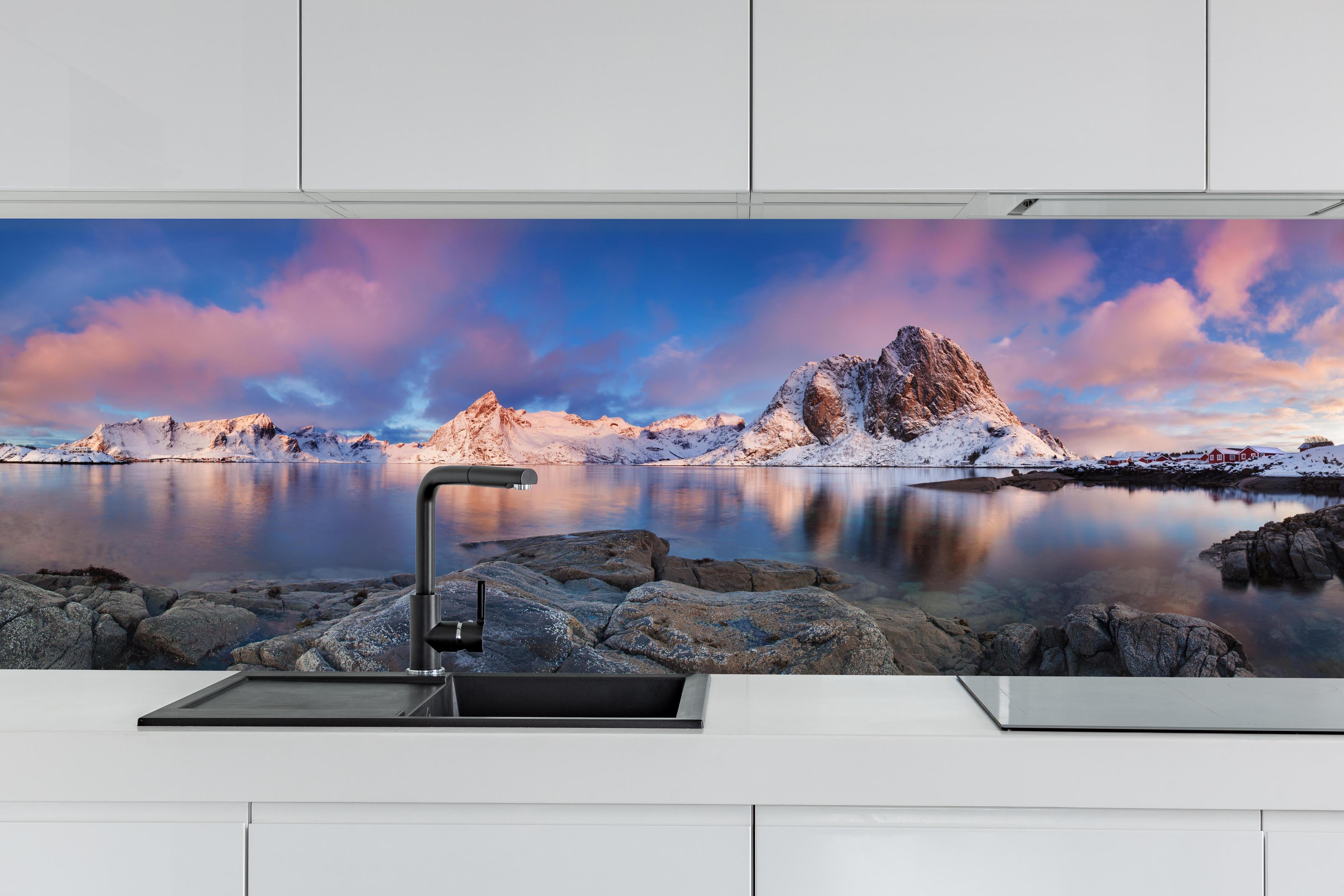 Küche - Norwegische Küste Blau-Rosa hinter weißen Hochglanz-Küchenregalen und schwarzem Wasserhahn