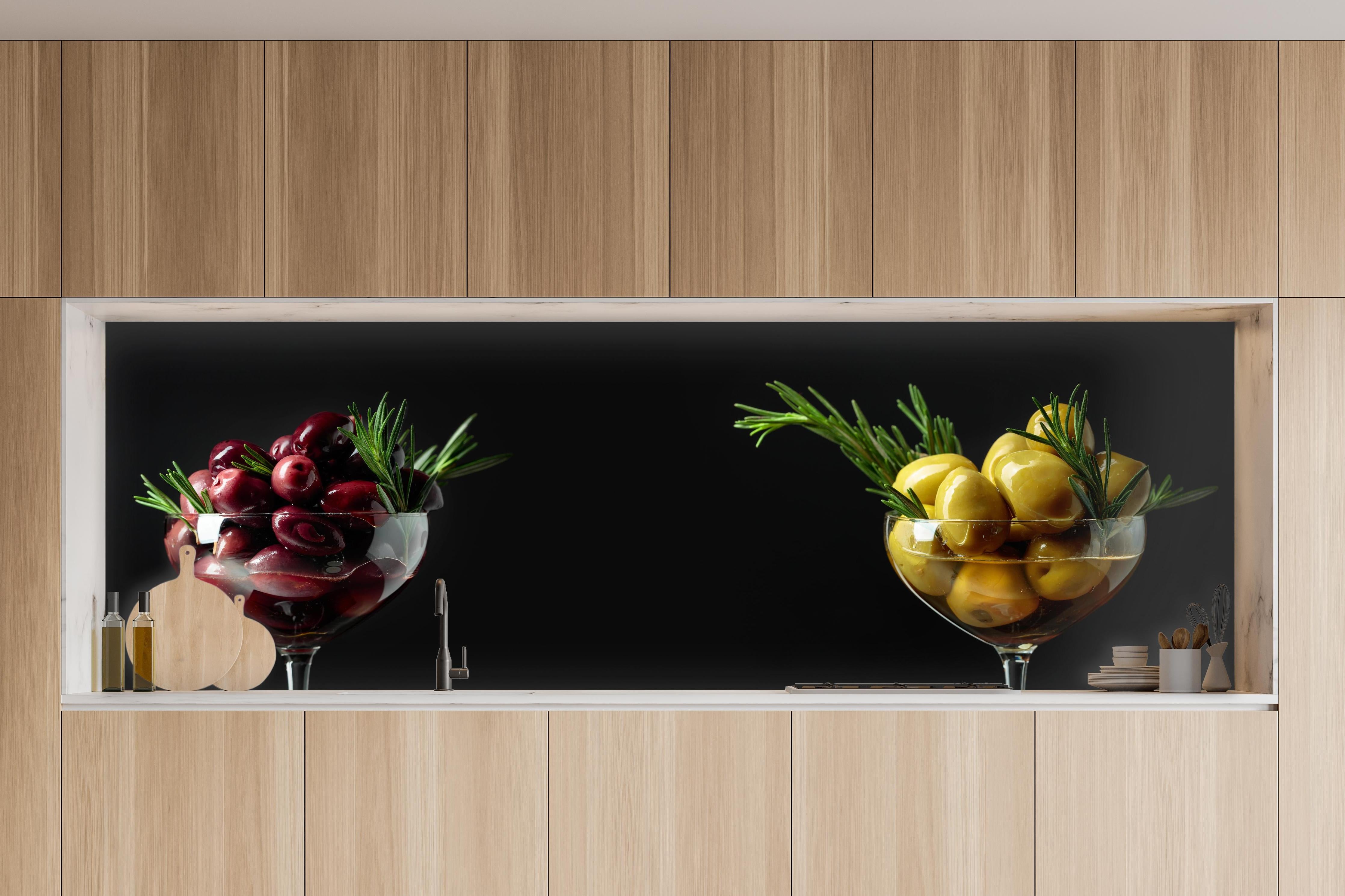 Küche - Oliven-Duo Rot und Gelb in charakteristischer Vollholz-Küche mit modernem Gasherd