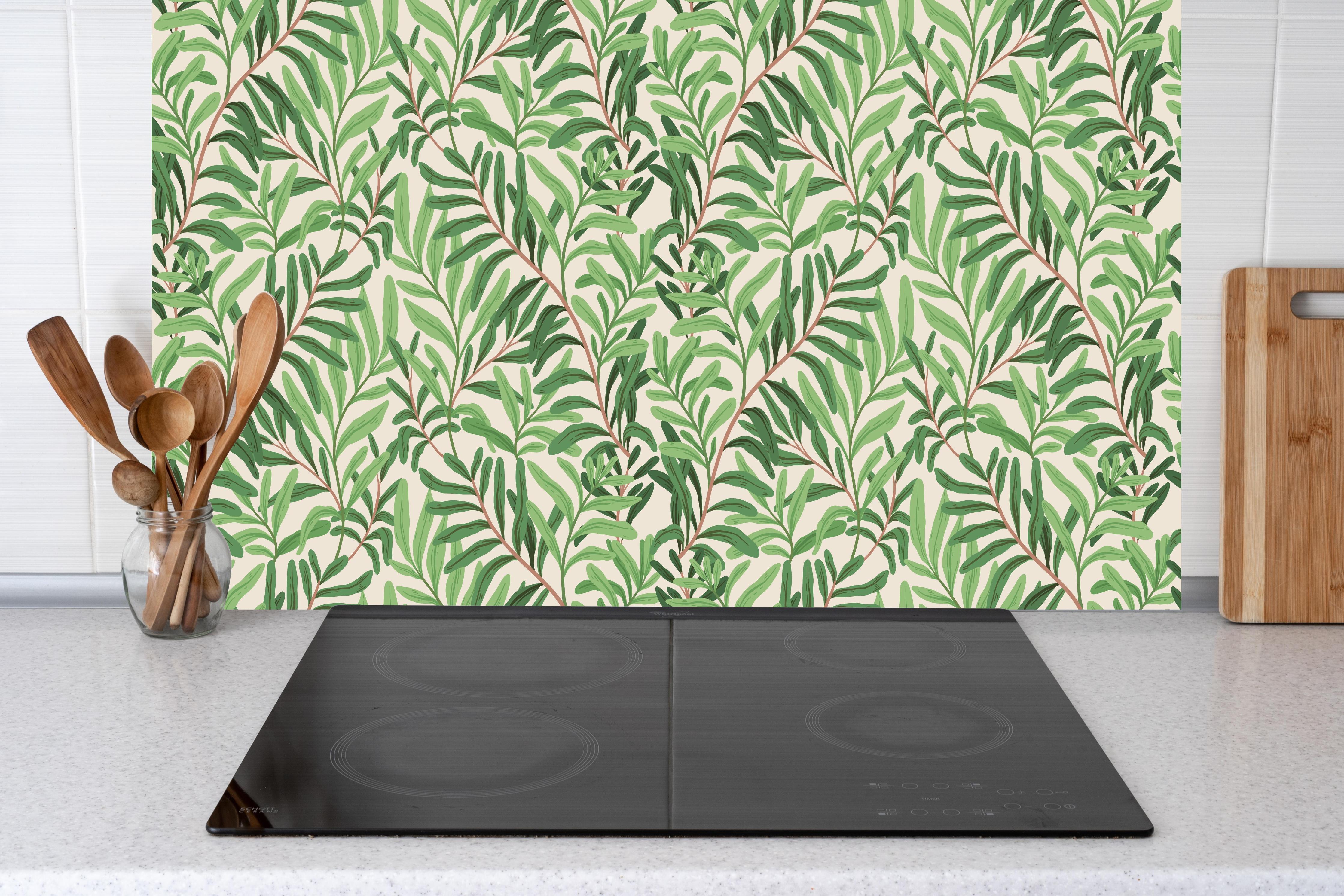 Küche - Olivenblätter Muster Grün-Beige hinter Cerankochfeld und Holz-Kochutensilien