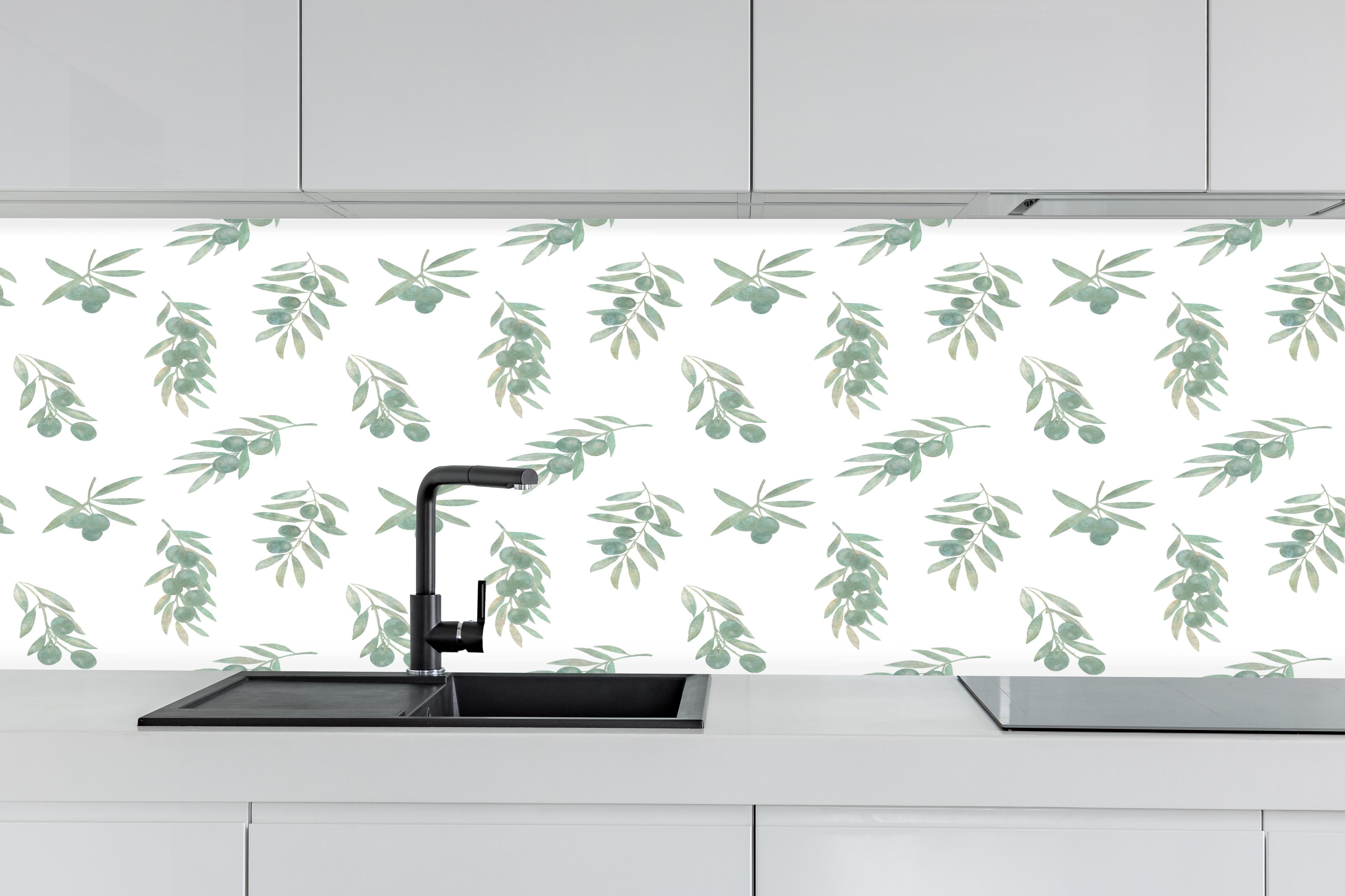Küche - Olivenzweig Muster Weiß-Grün hinter weißen Hochglanz-Küchenregalen und schwarzem Wasserhahn