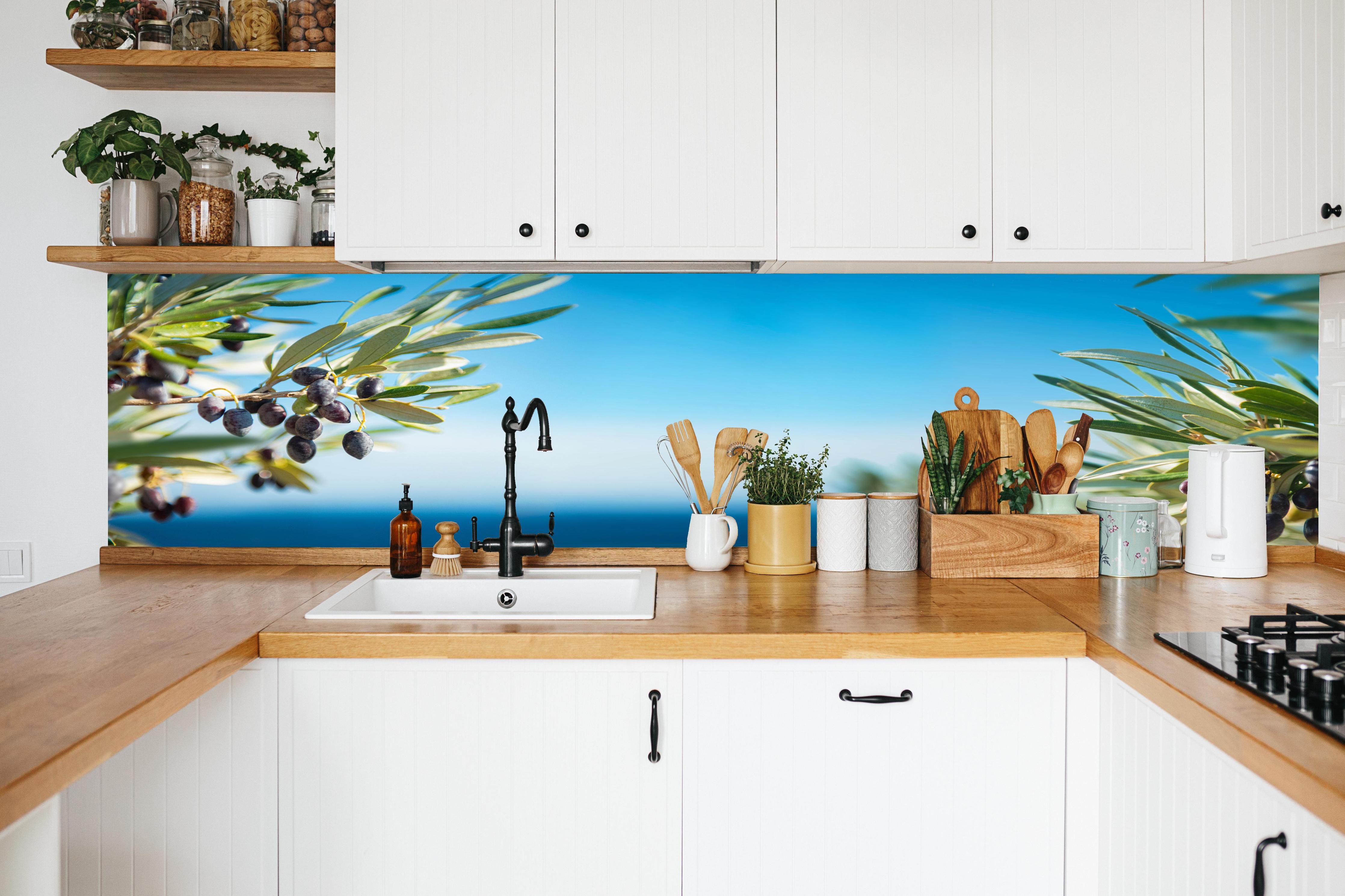 Küche - Olivenzweig am Meer Blau-Grün in weißer Küche hinter Gewürzen und Kochlöffeln aus Holz