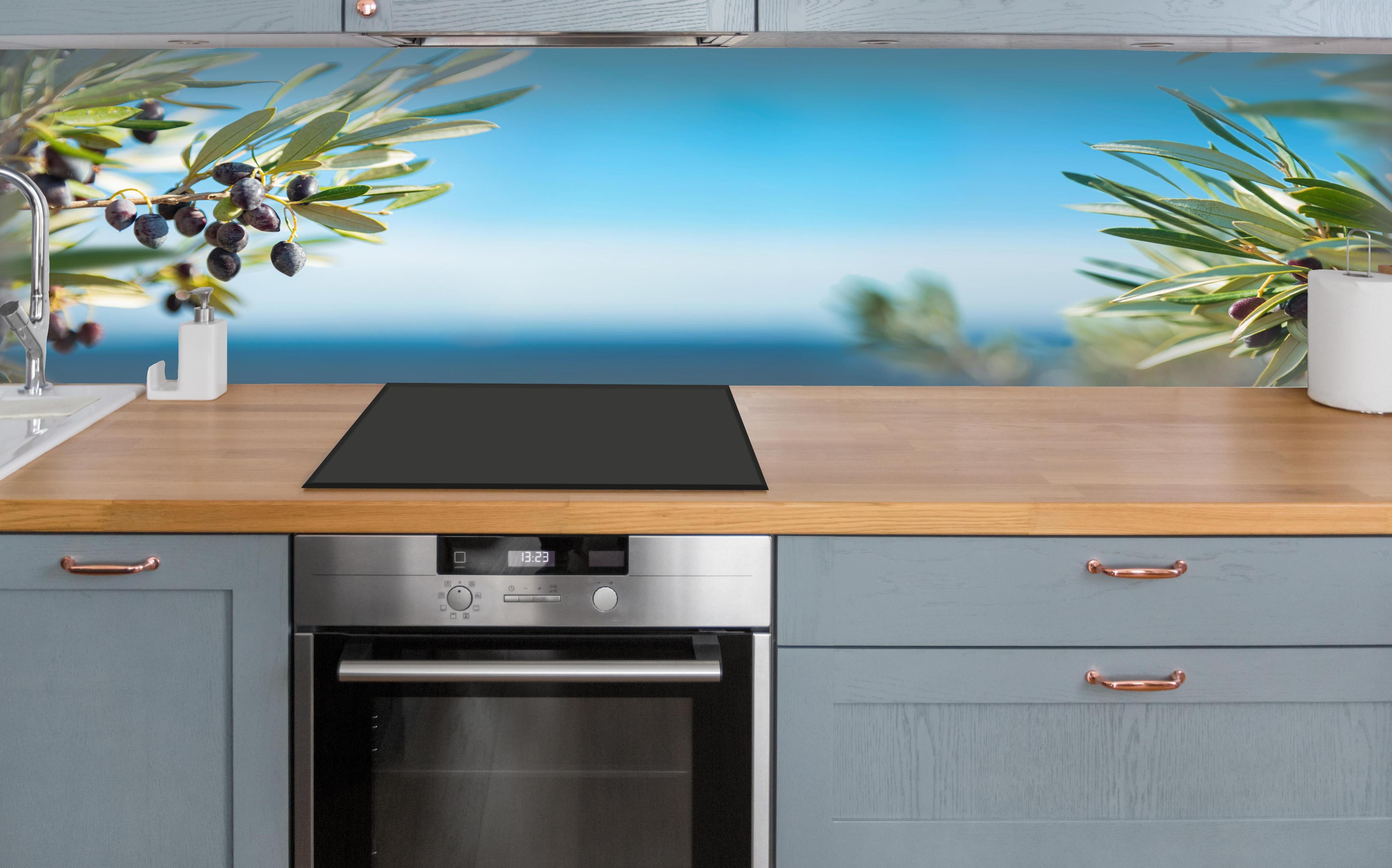 Küche - Olivenzweig am Meer Blau-Grün über polierter Holzarbeitsplatte mit Cerankochfeld