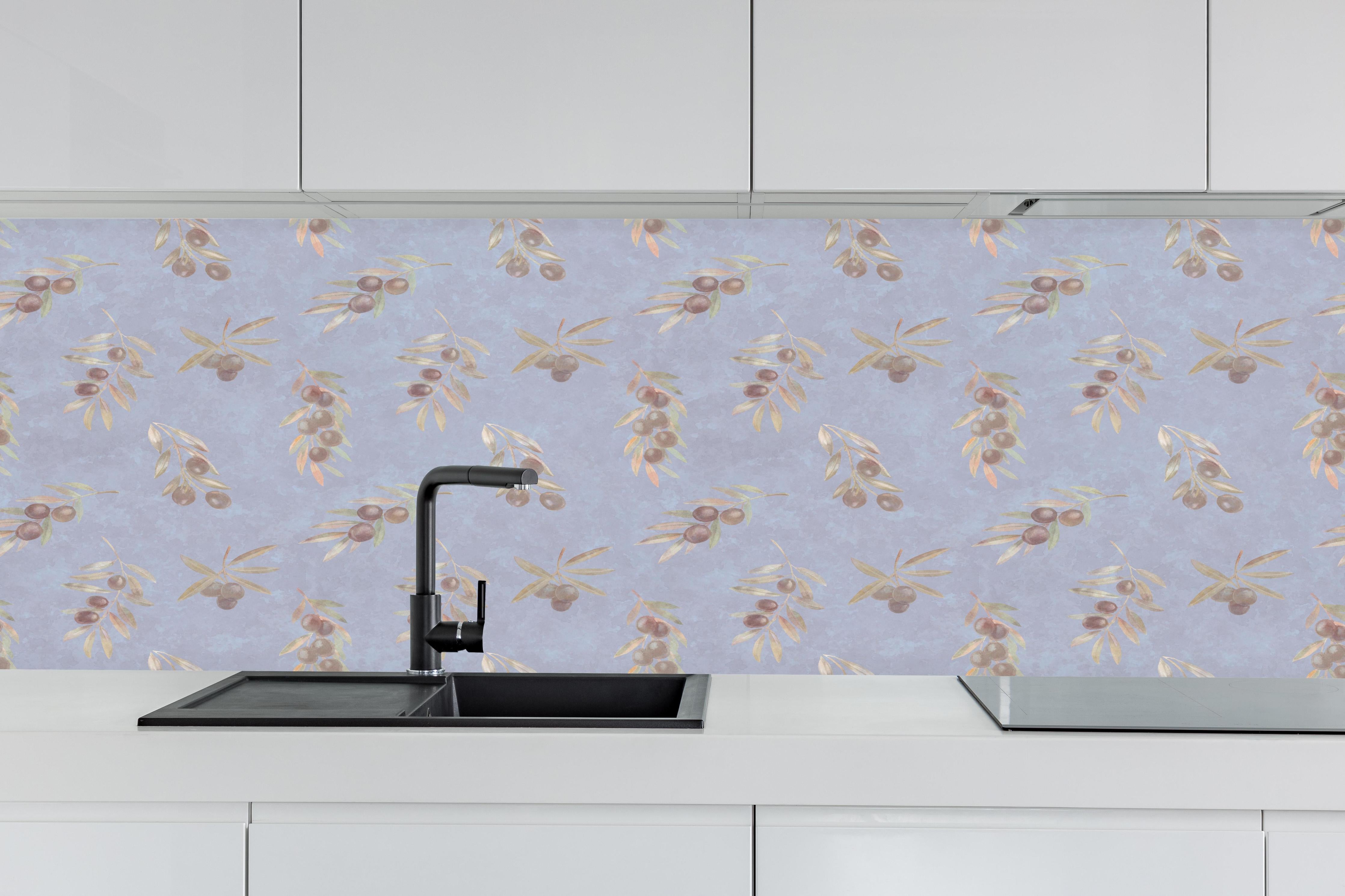 Küche - Olivenzweige-Muster Hellblau hinter weißen Hochglanz-Küchenregalen und schwarzem Wasserhahn