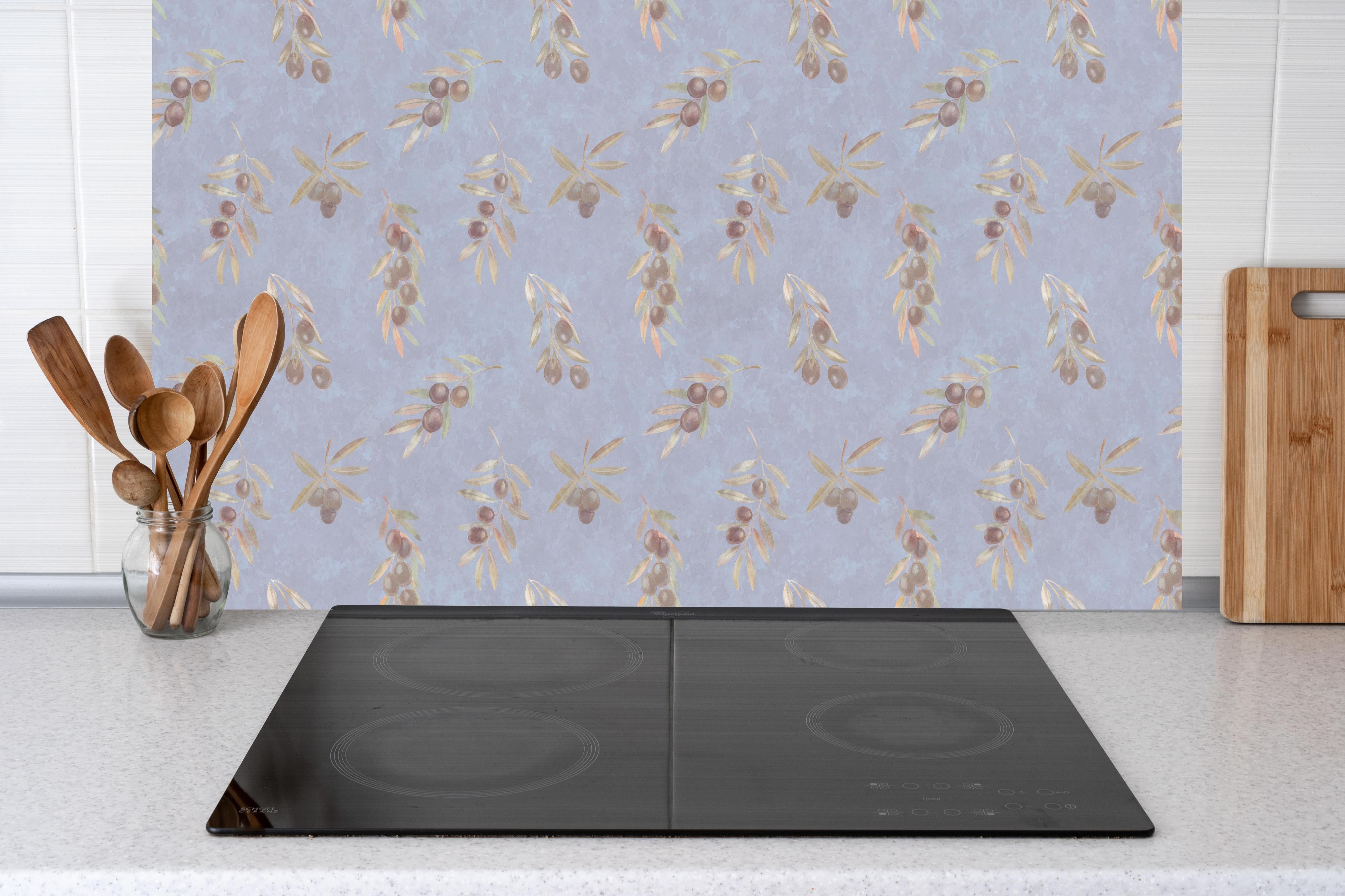 Küche - Olivenzweige-Muster Hellblau hinter Cerankochfeld und Holz-Kochutensilien