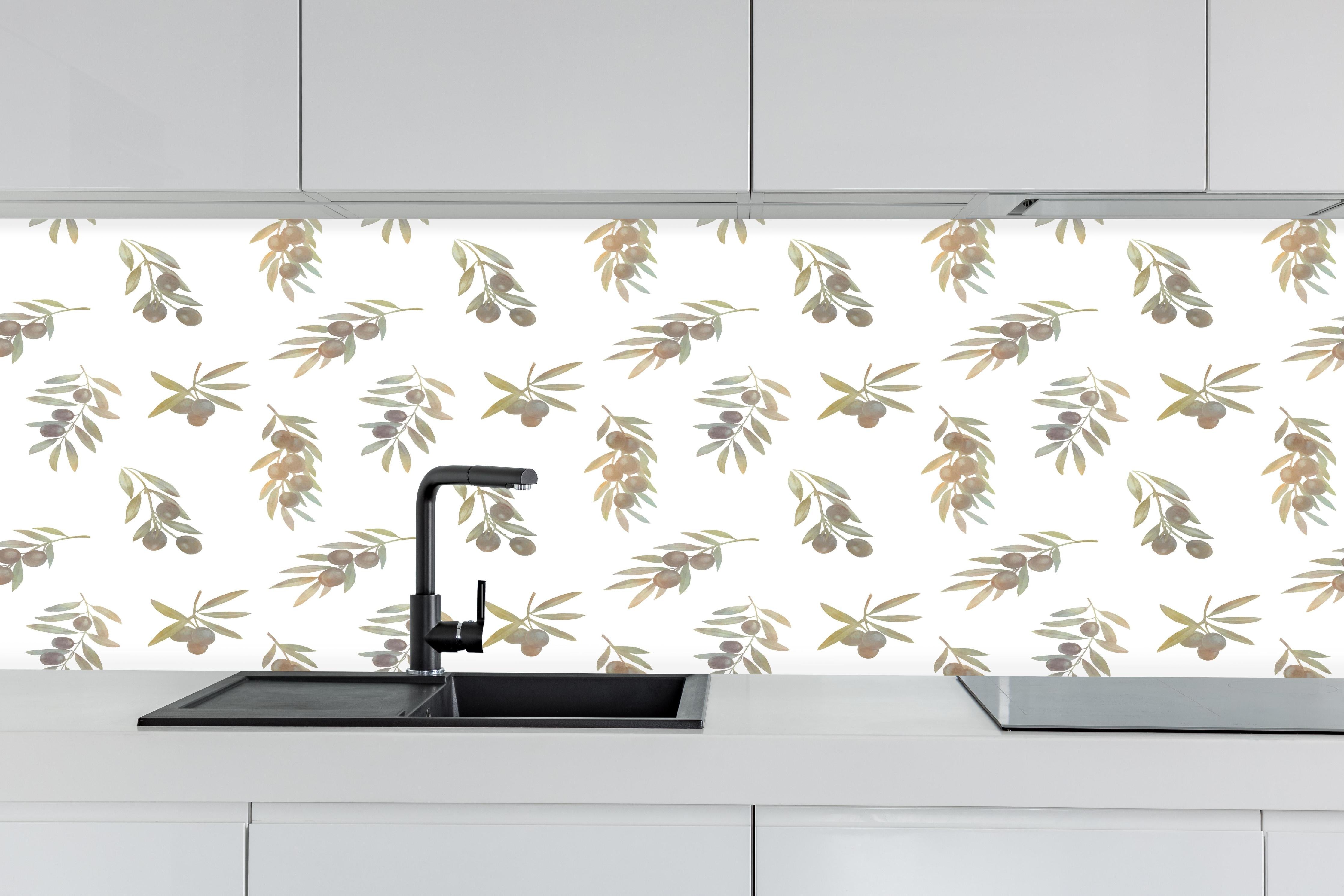 Küche - Olivenzweige Weiß-Beige Muster hinter weißen Hochglanz-Küchenregalen und schwarzem Wasserhahn
