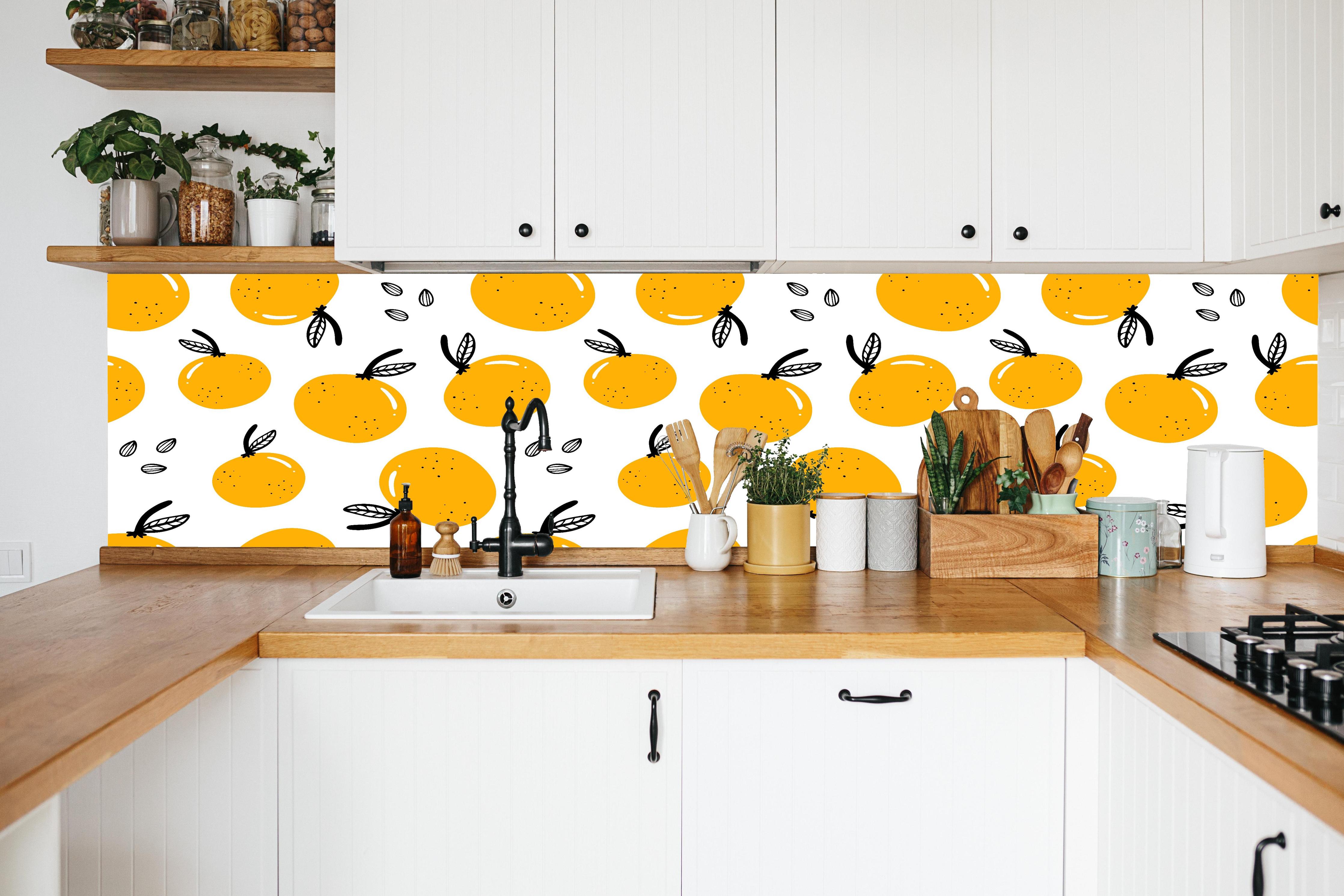 Küche - Orange Drops Citrus-Muster in weißer Küche hinter Gewürzen und Kochlöffeln aus Holz