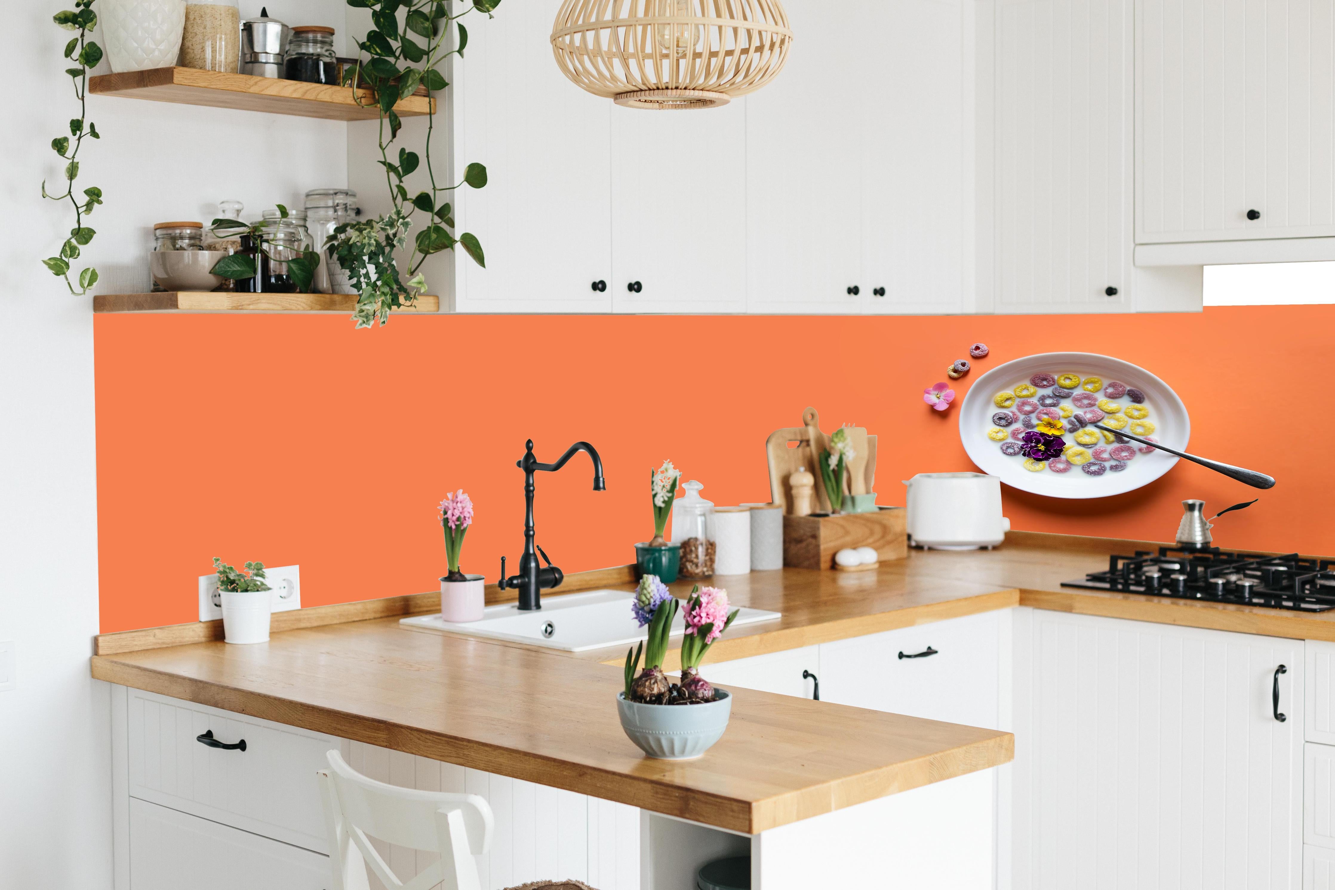 Küche - Orange Frühstücks-Bowl in lebendiger Küche mit bunten Blumen