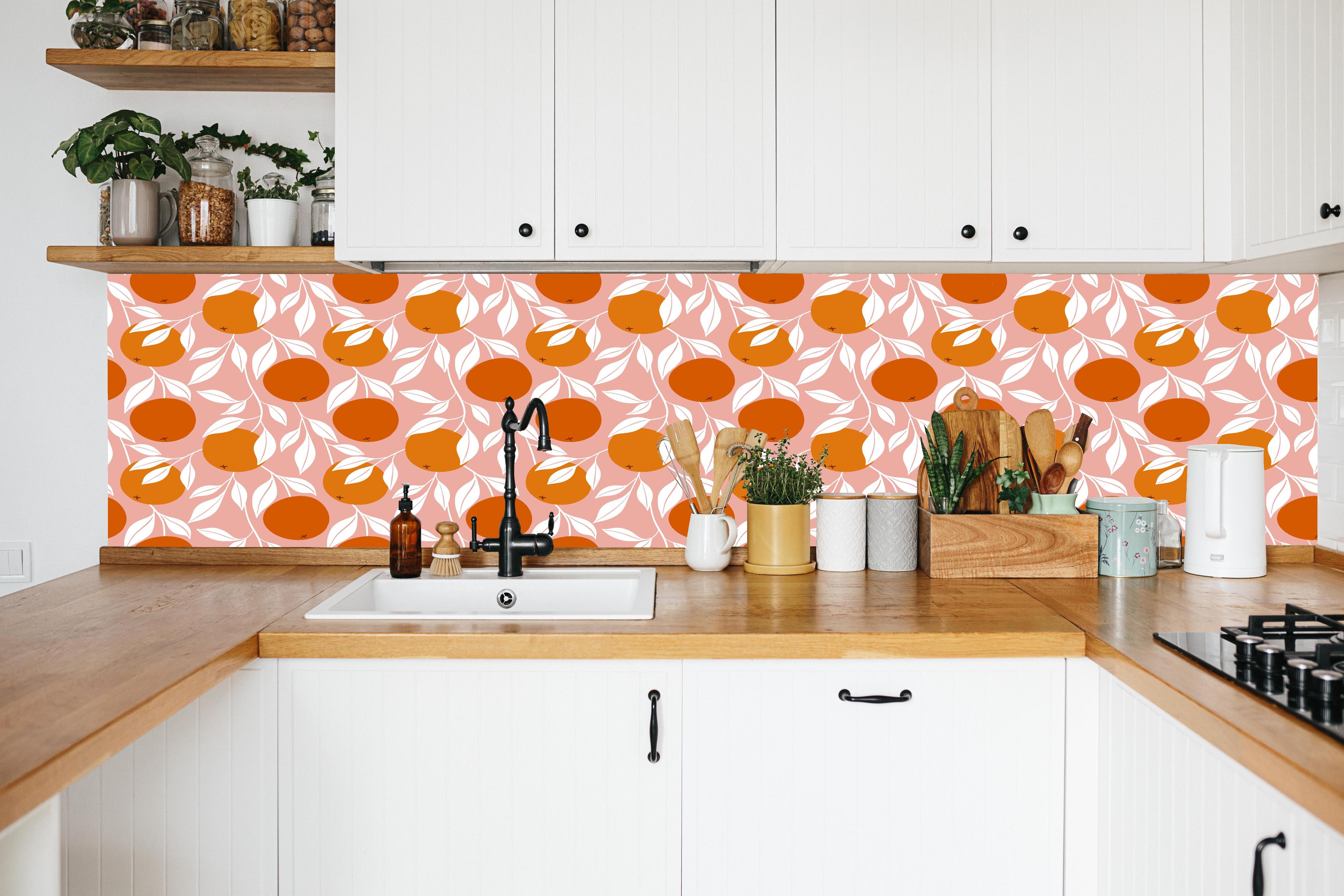 Küche - Orangenmuster Rosa-Orange in weißer Küche hinter Gewürzen und Kochlöffeln aus Holz
