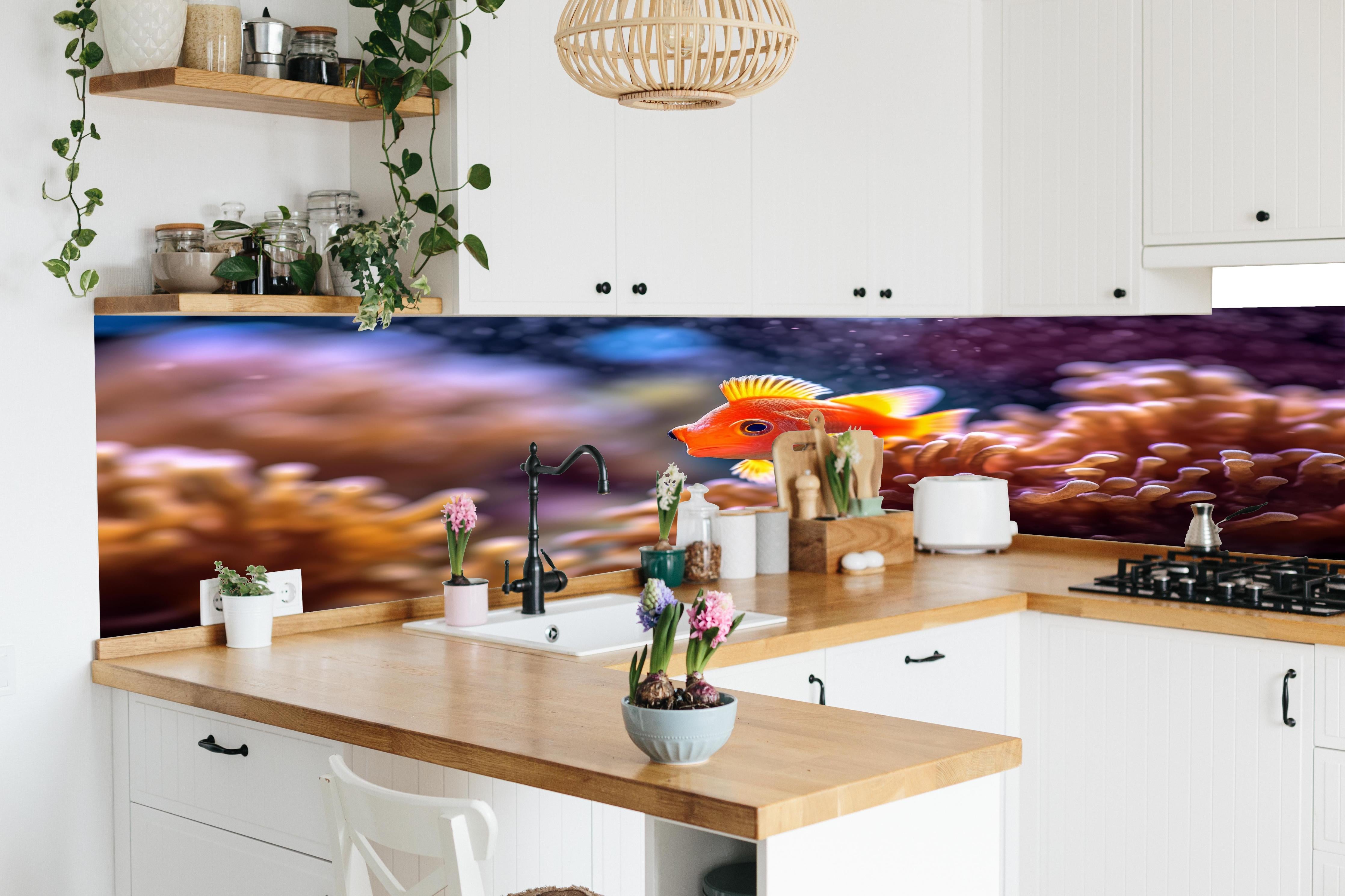 Küche - Oranger Anemonenfisch im Korallenriff in lebendiger Küche mit bunten Blumen