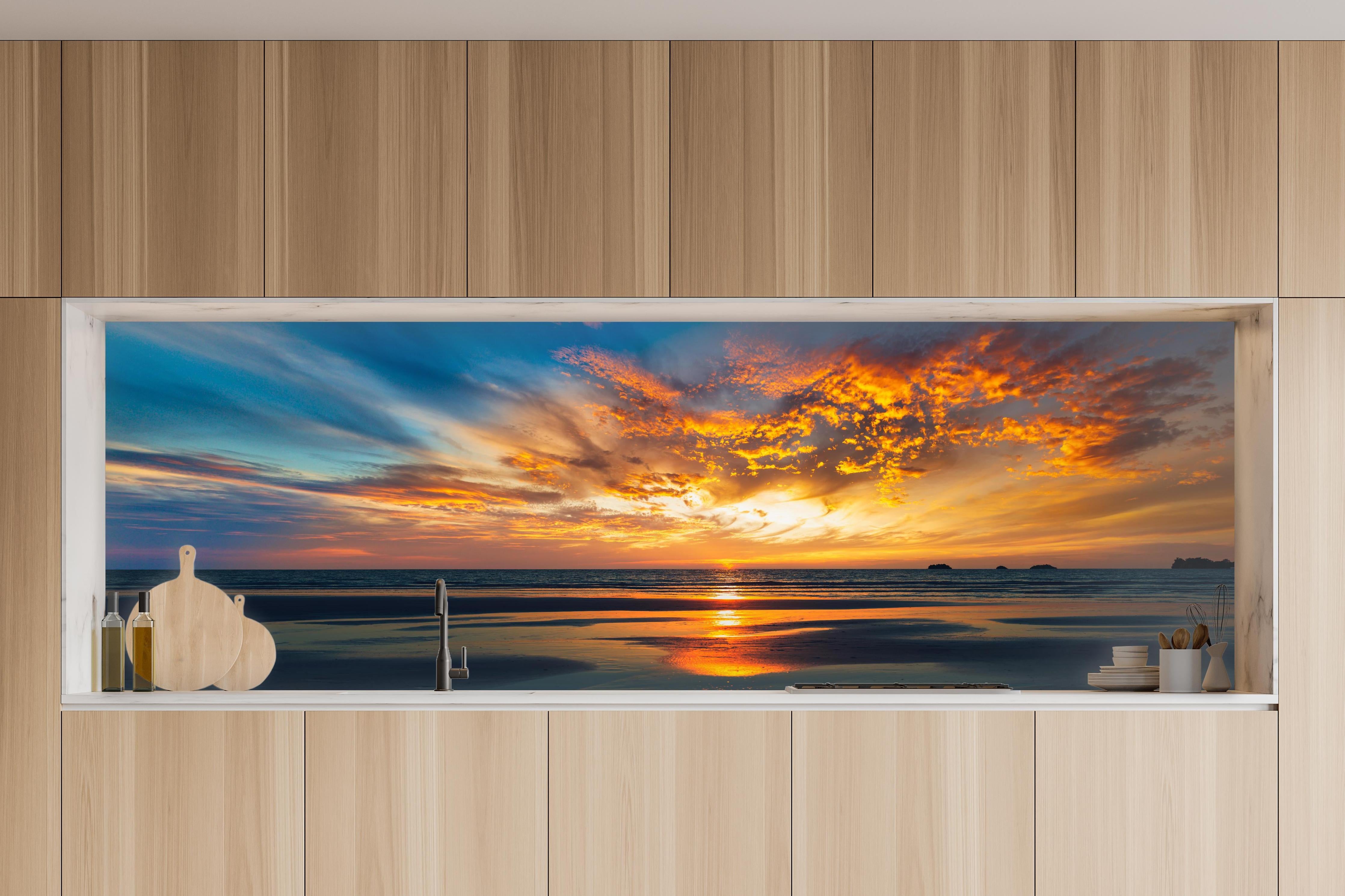Küche - Panorama Sonnenuntergang am Meer in charakteristischer Vollholz-Küche mit modernem Gasherd