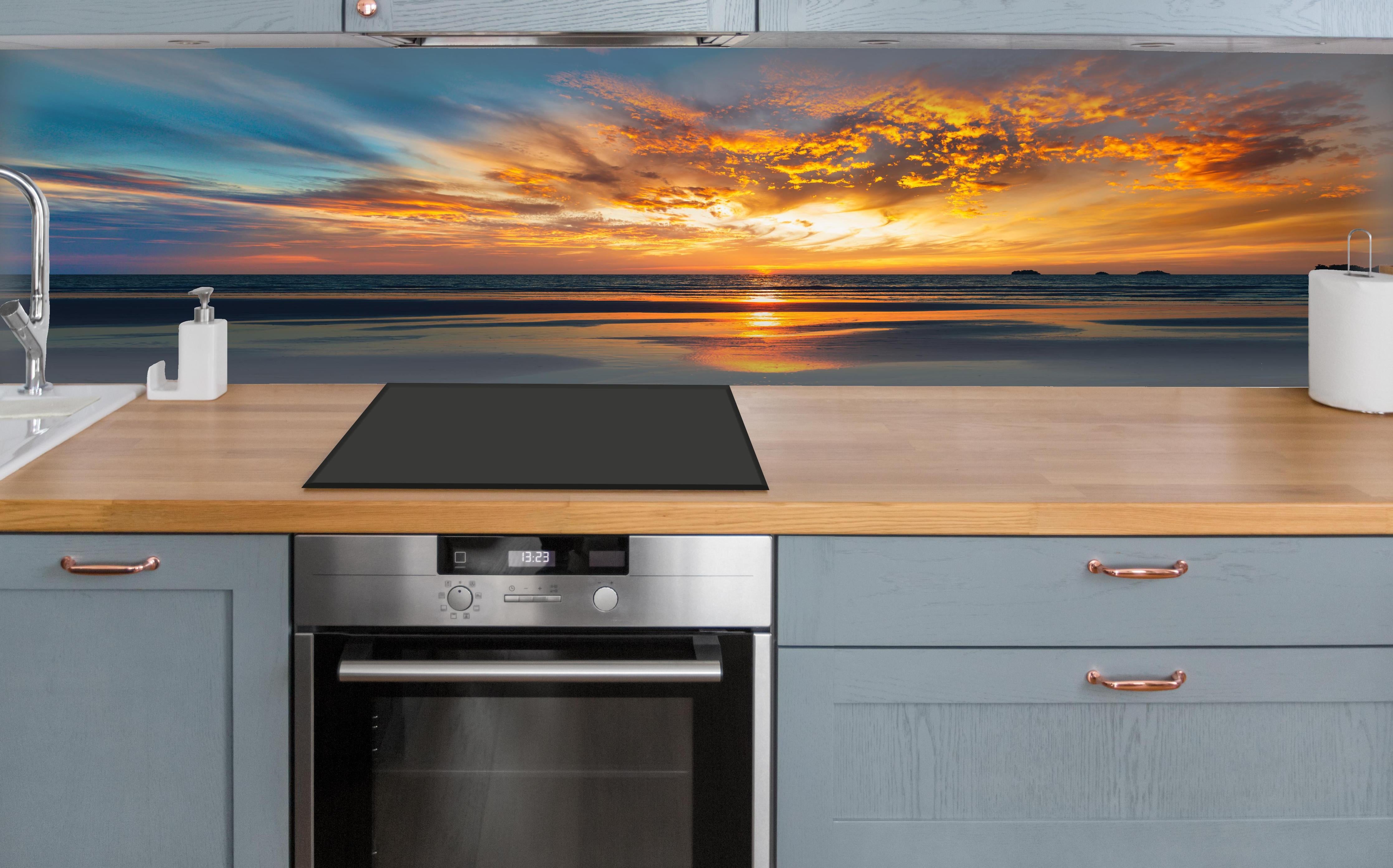 Küche - Panorama Sonnenuntergang am Meer über polierter Holzarbeitsplatte mit Cerankochfeld