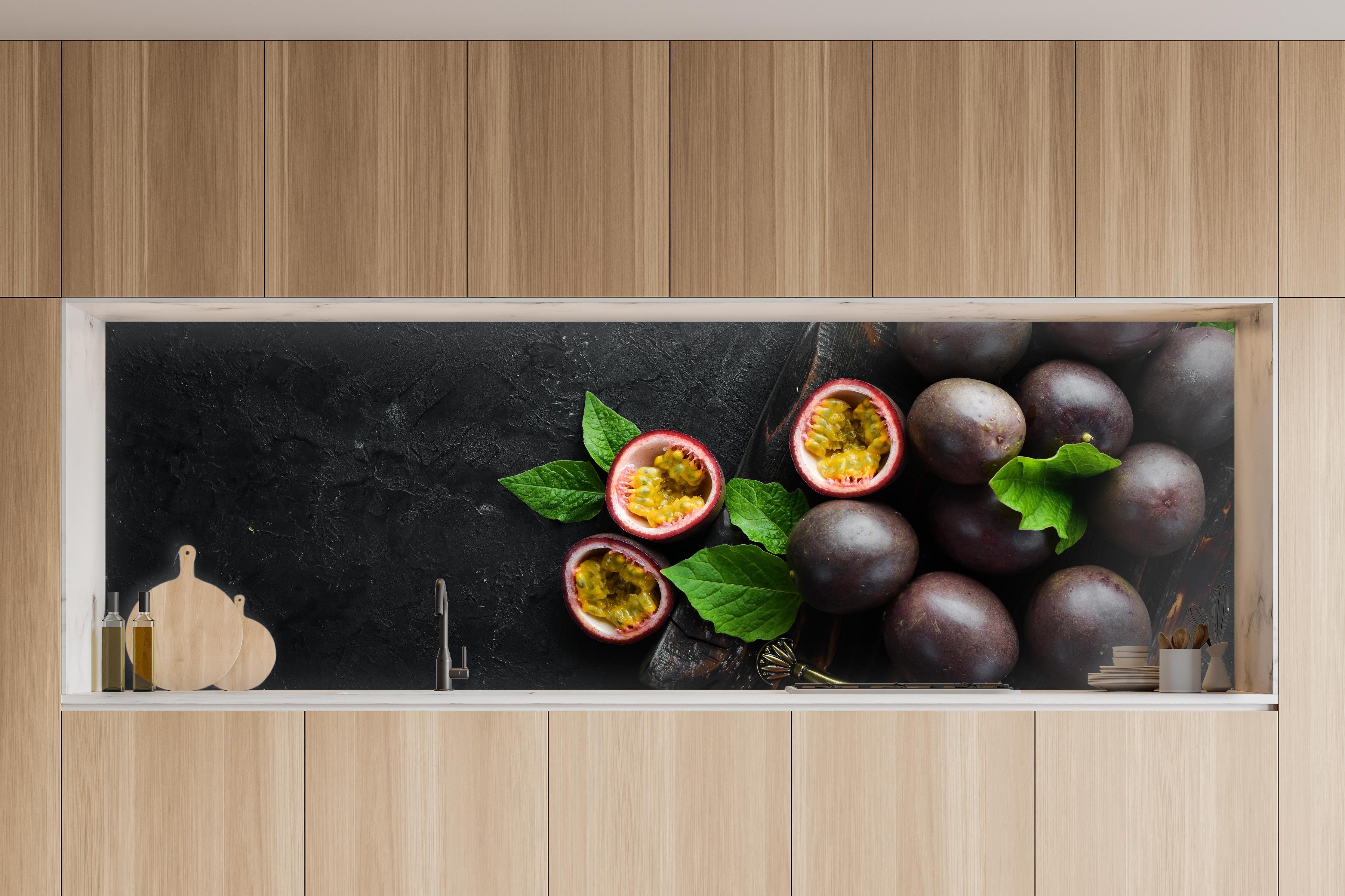 Küche - Passionsfrüchte Lila-Gelb-Grün in charakteristischer Vollholz-Küche mit modernem Gasherd