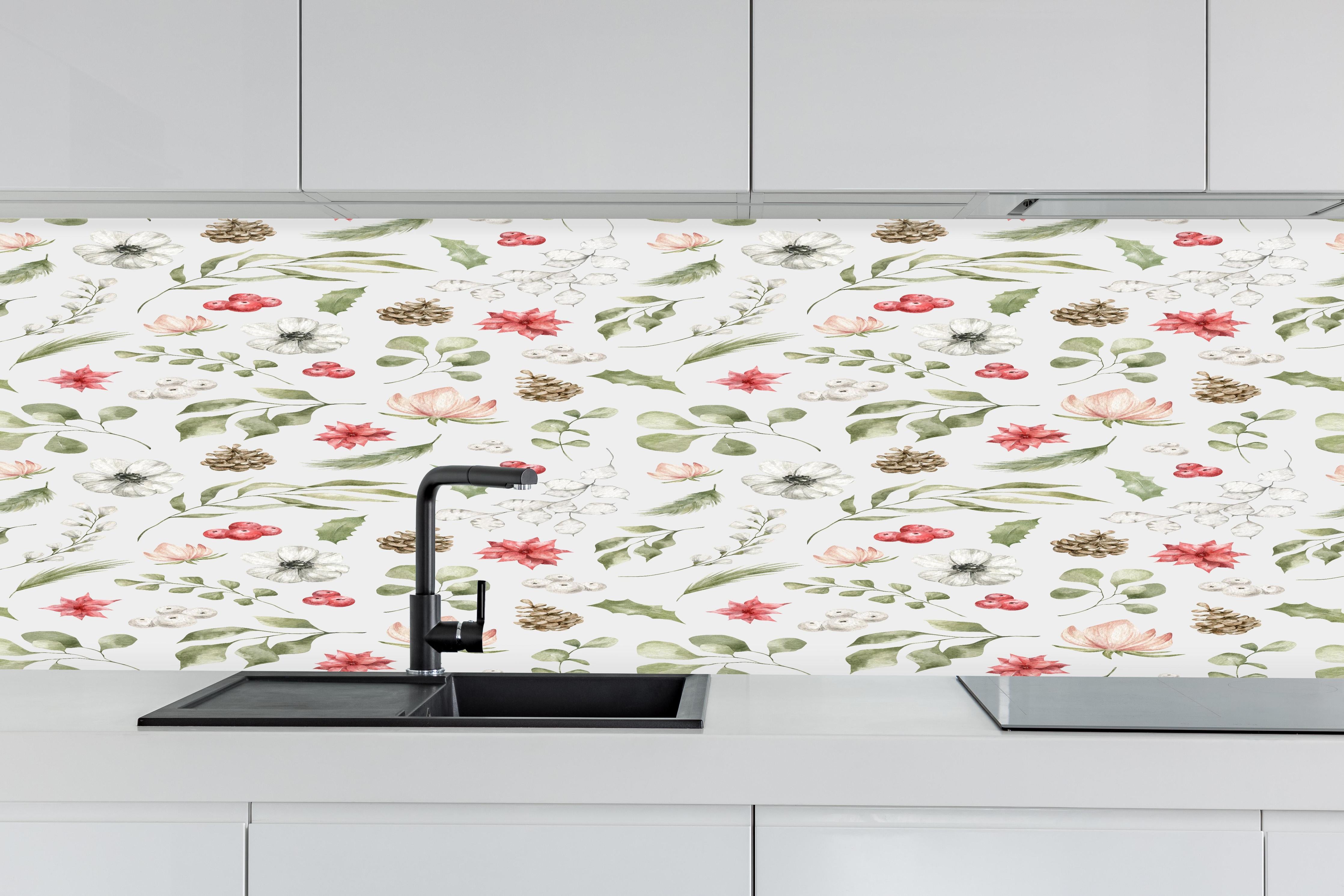 Küche - Pastell Blumenmuster Weiß-Grün-Rosa hinter weißen Hochglanz-Küchenregalen und schwarzem Wasserhahn