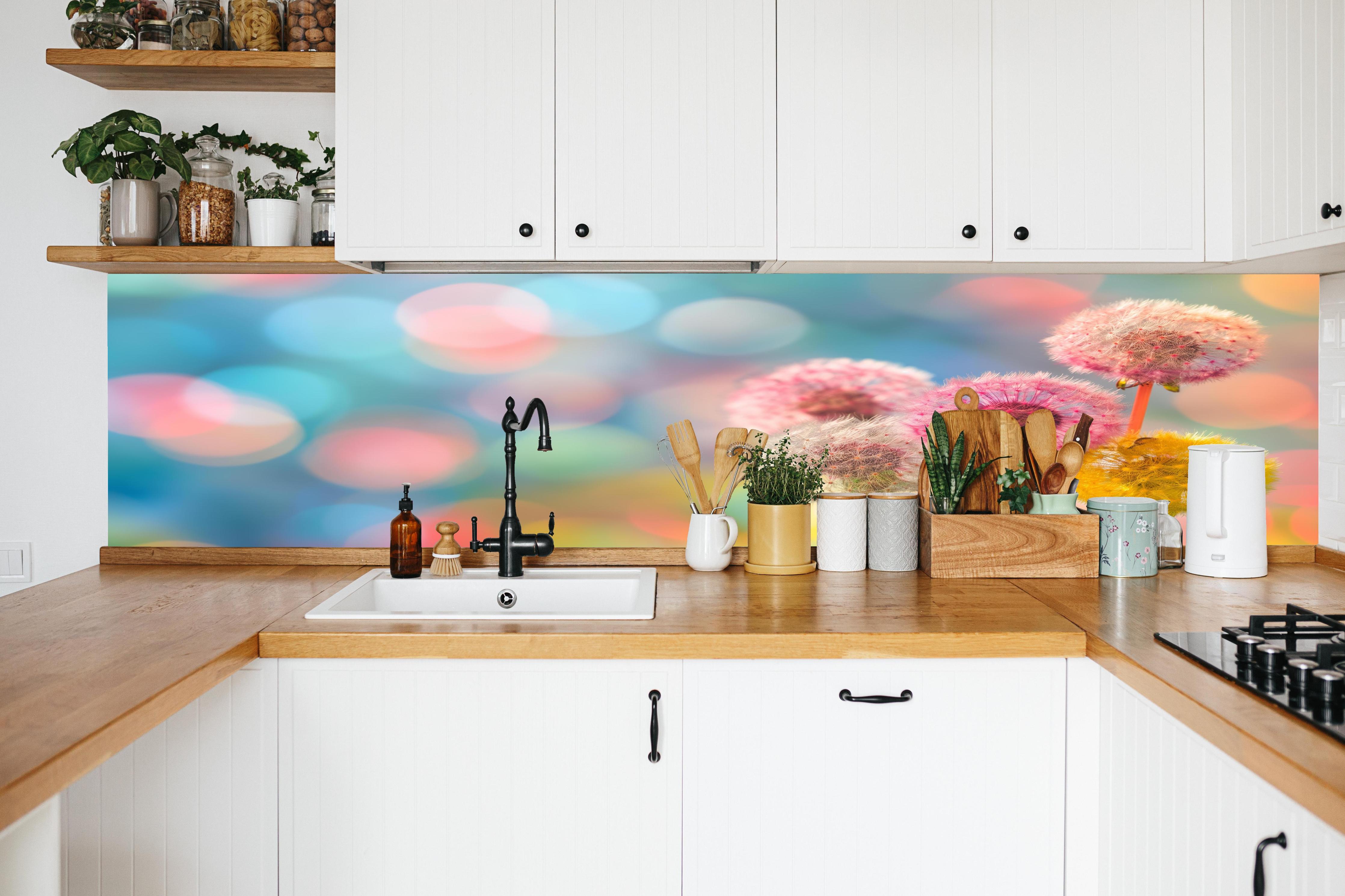 Küche - Pastell-Pusteblumen im Bokeh in weißer Küche hinter Gewürzen und Kochlöffeln aus Holz