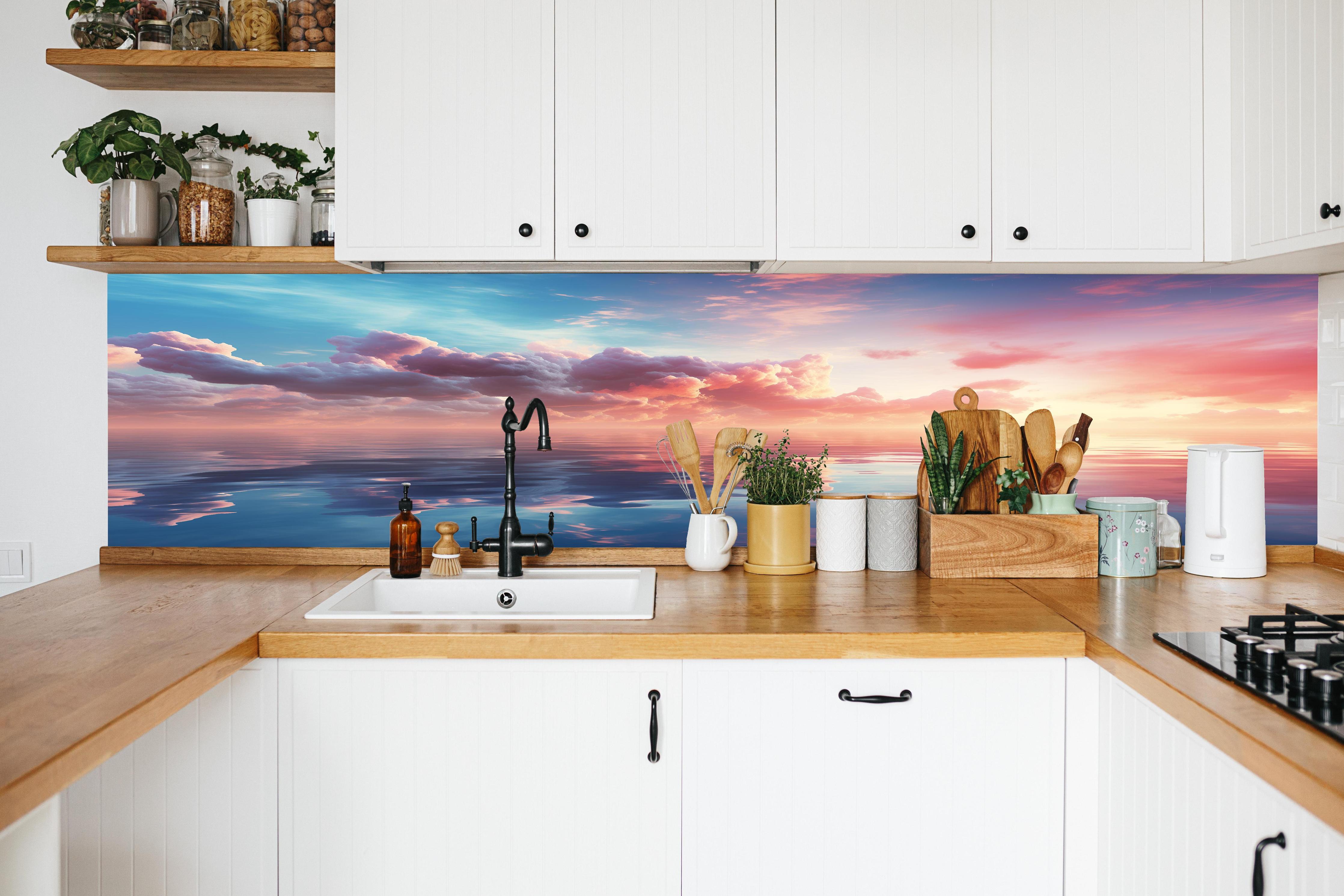 Küche - Pastell-Sonnenuntergang über Meer in weißer Küche hinter Gewürzen und Kochlöffeln aus Holz