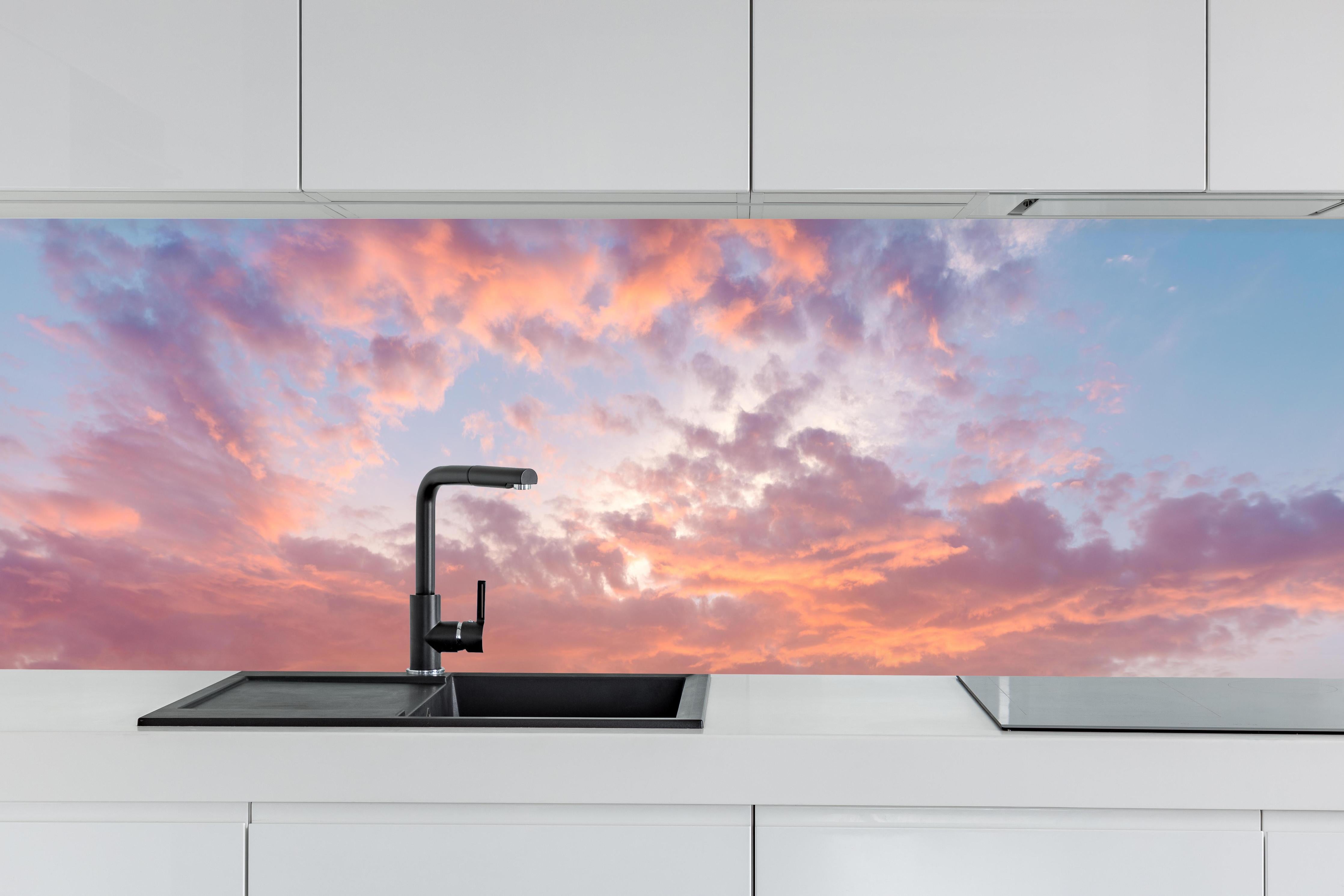 Küche - Pastell-Sonnenuntergangs-Himmel hinter weißen Hochglanz-Küchenregalen und schwarzem Wasserhahn
