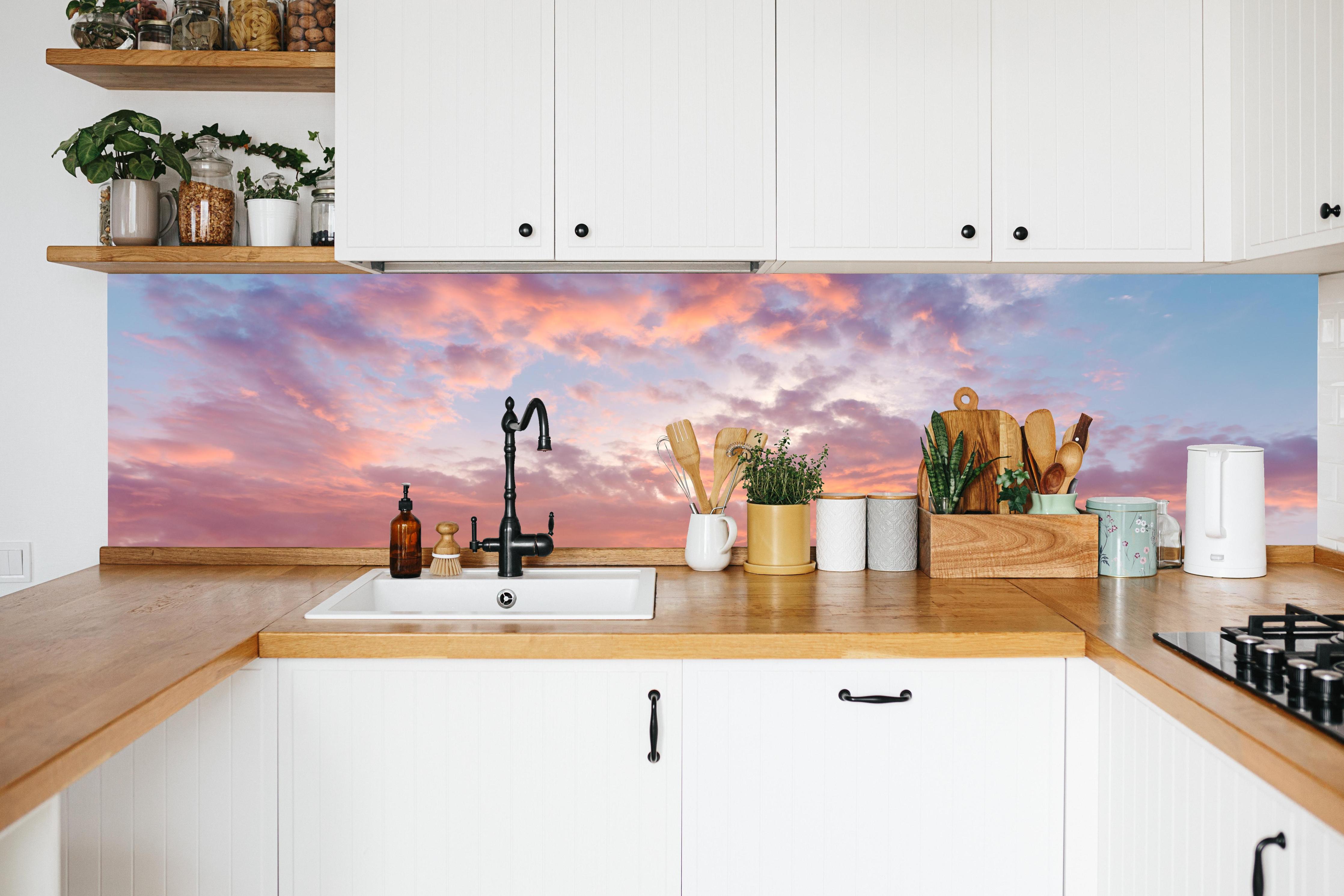 Küche - Pastell-Sonnenuntergangs-Himmel in weißer Küche hinter Gewürzen und Kochlöffeln aus Holz