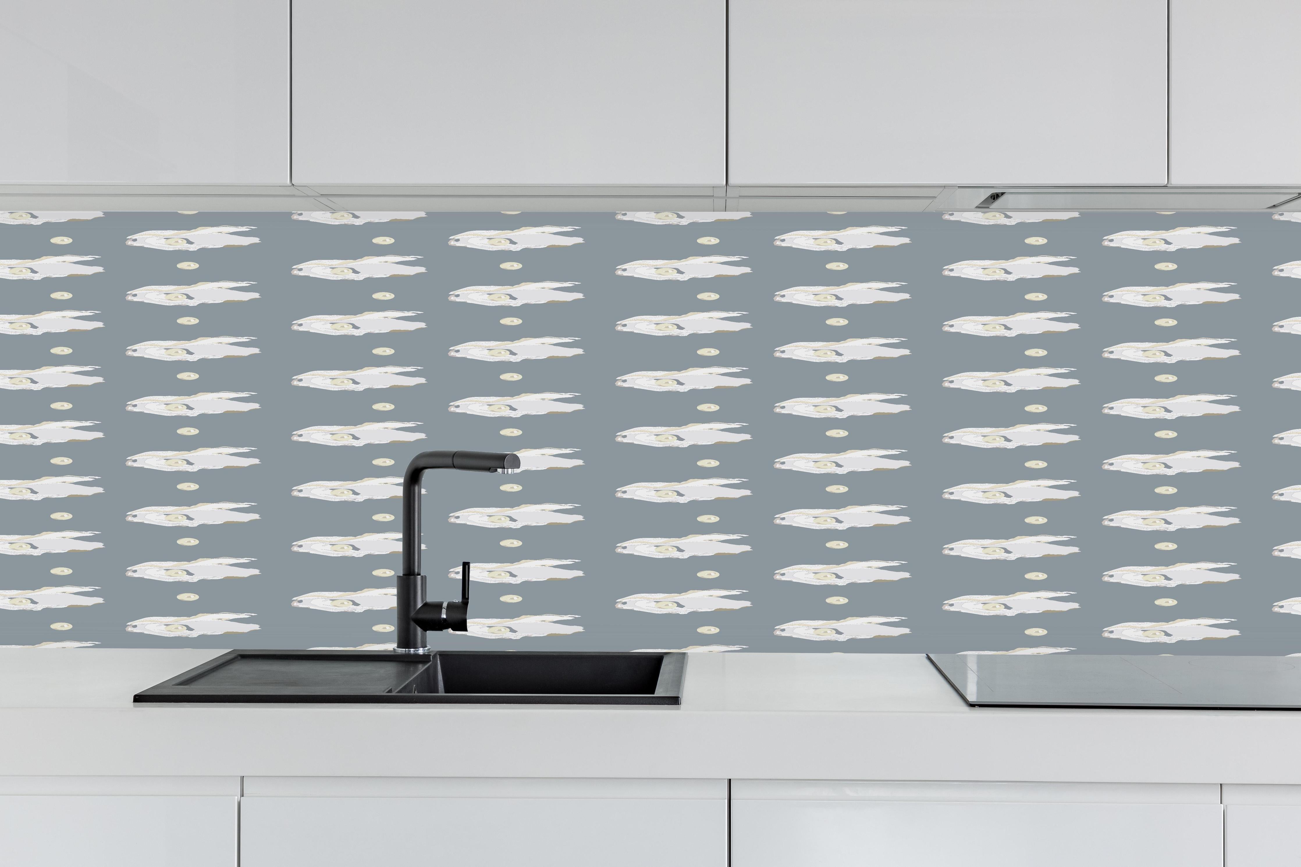 Küche - Perlen-Muschelmuster Grau hinter weißen Hochglanz-Küchenregalen und schwarzem Wasserhahn