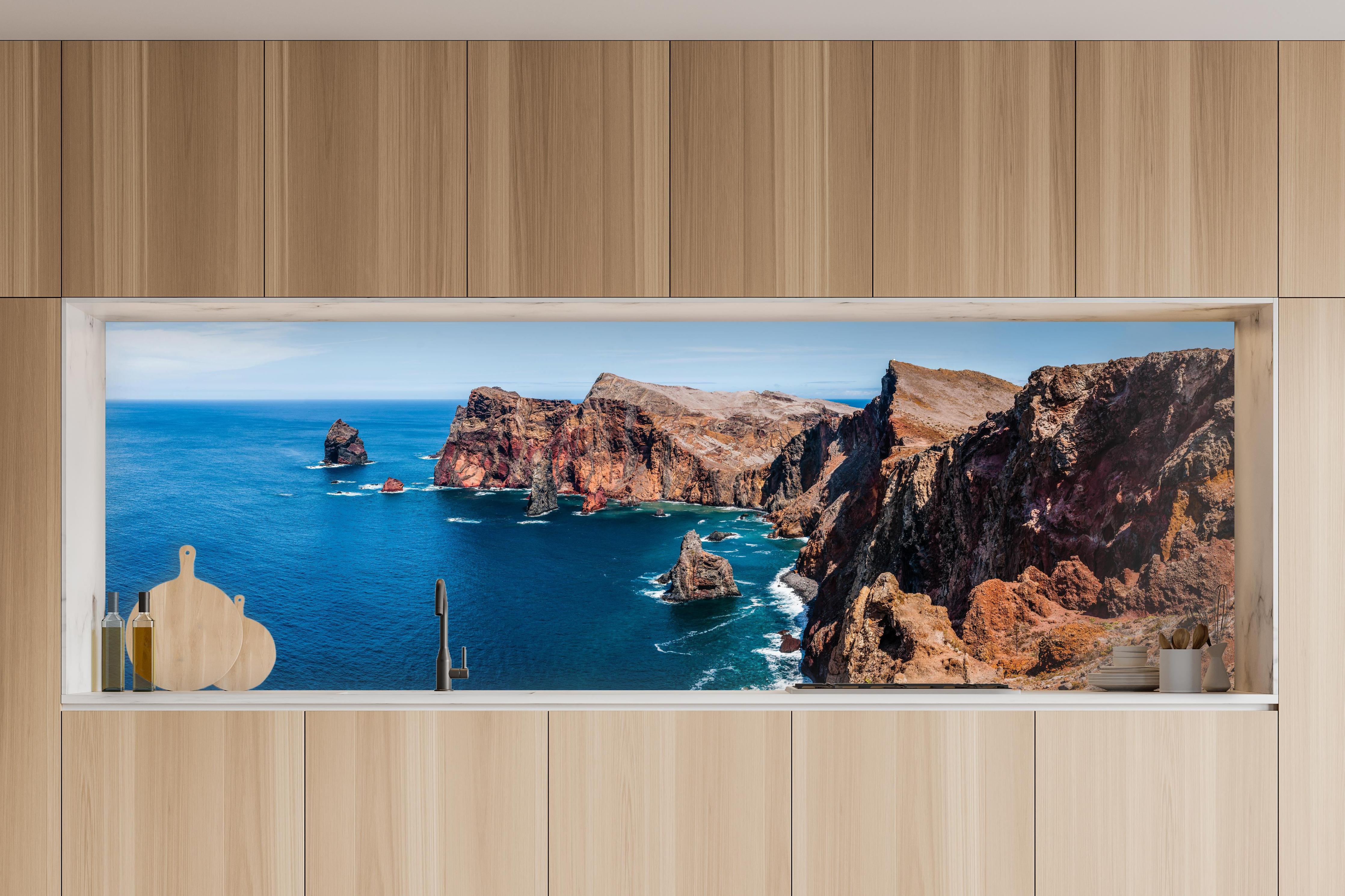 Küche - Portugal Felsklippen, Tiefes Blau in charakteristischer Vollholz-Küche mit modernem Gasherd