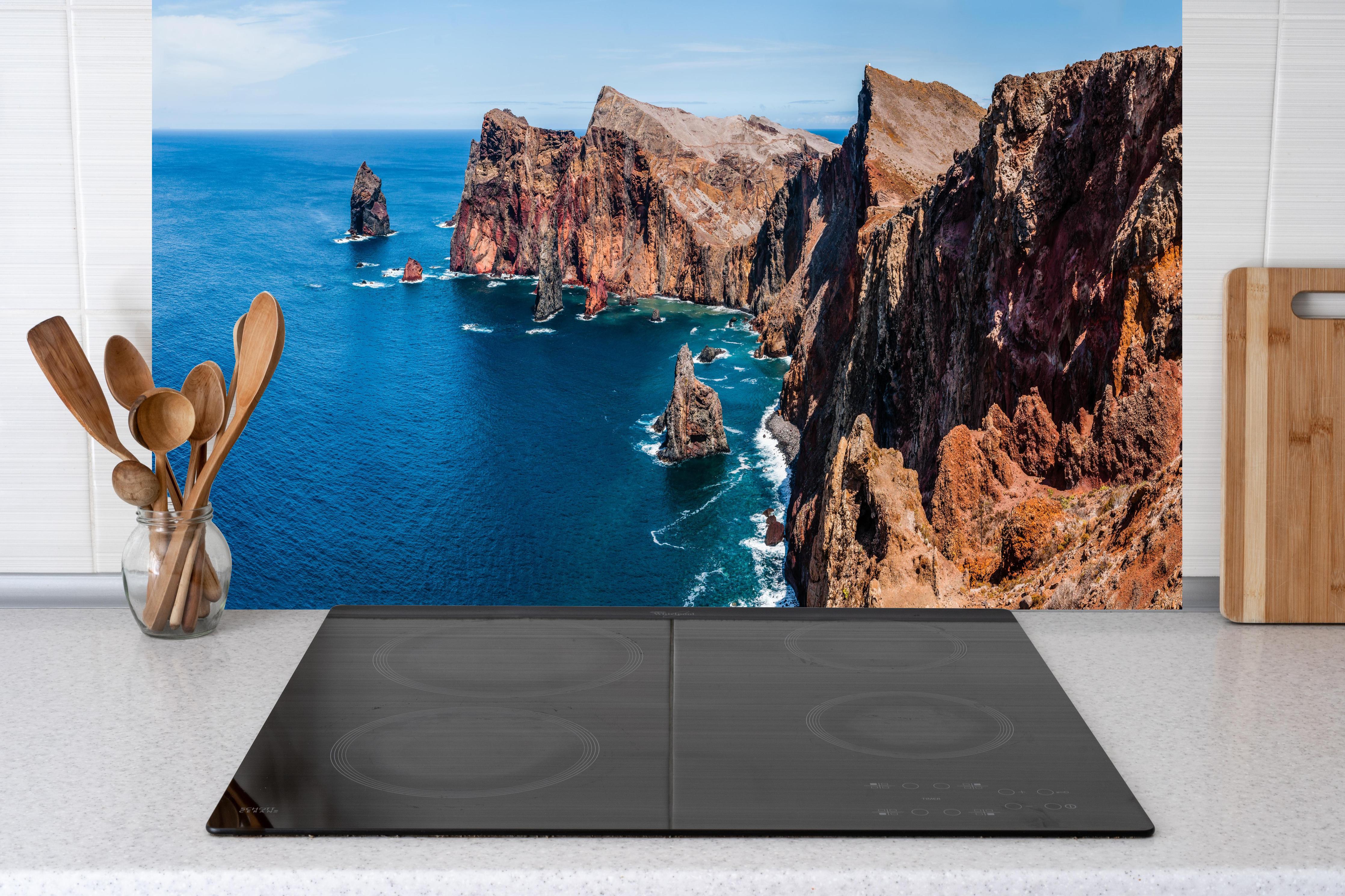 Küche - Portugal Felsklippen, Tiefes Blau hinter Cerankochfeld und Holz-Kochutensilien