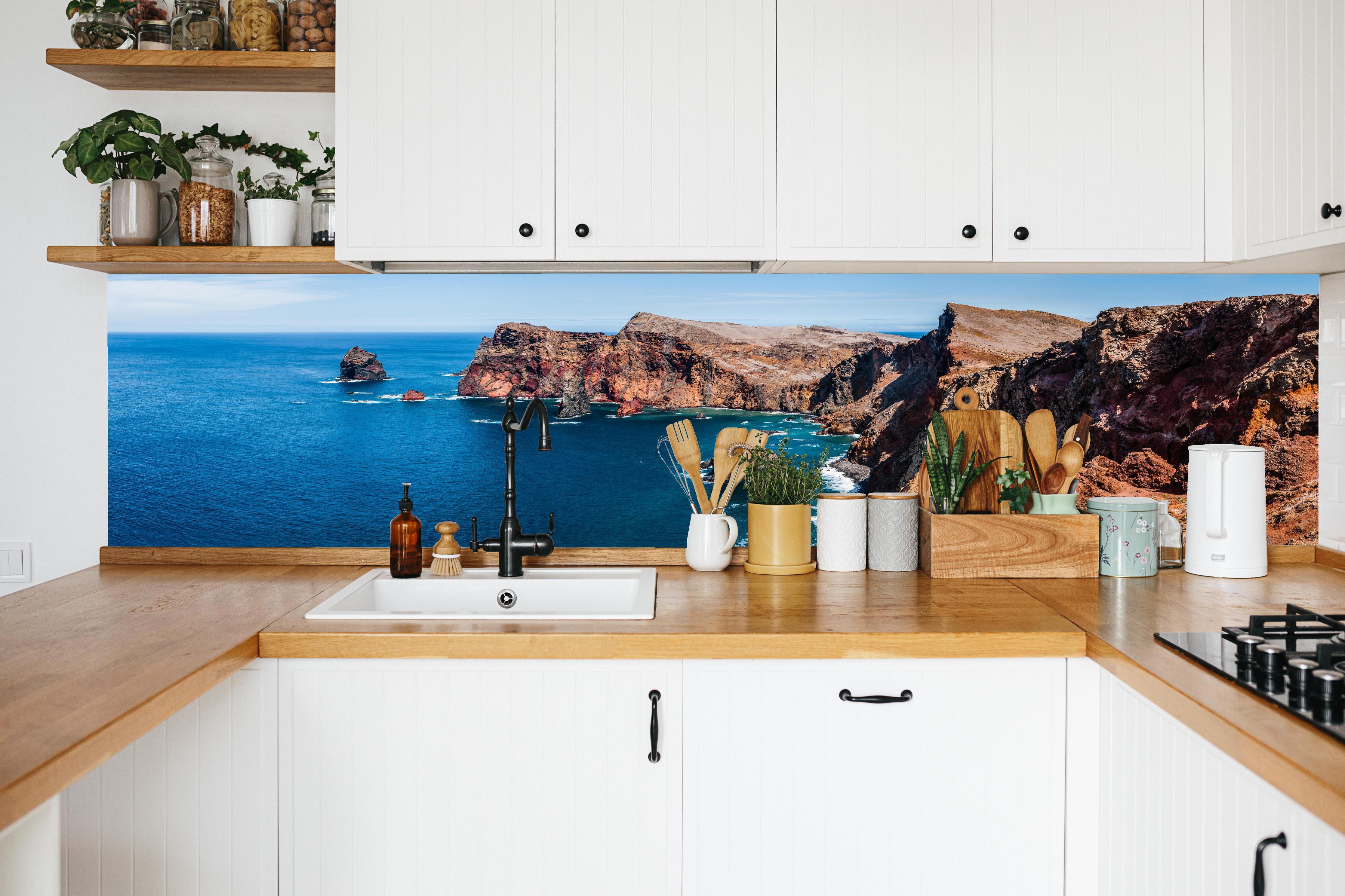 Küche - Portugal Felsklippen, Tiefes Blau in weißer Küche hinter Gewürzen und Kochlöffeln aus Holz