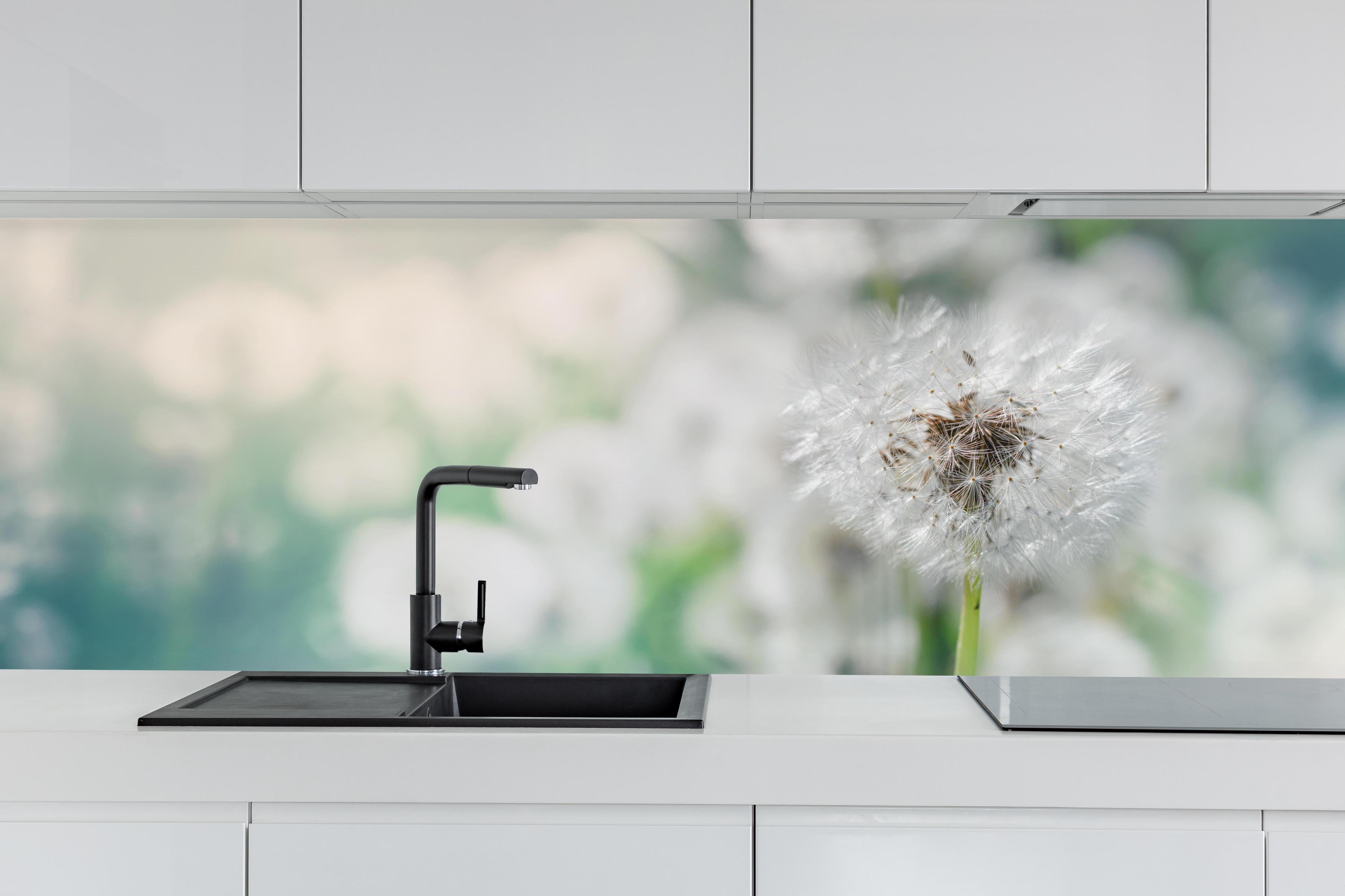 Küche - Pusteblume in Türkis-Weiß hinter weißen Hochglanz-Küchenregalen und schwarzem Wasserhahn