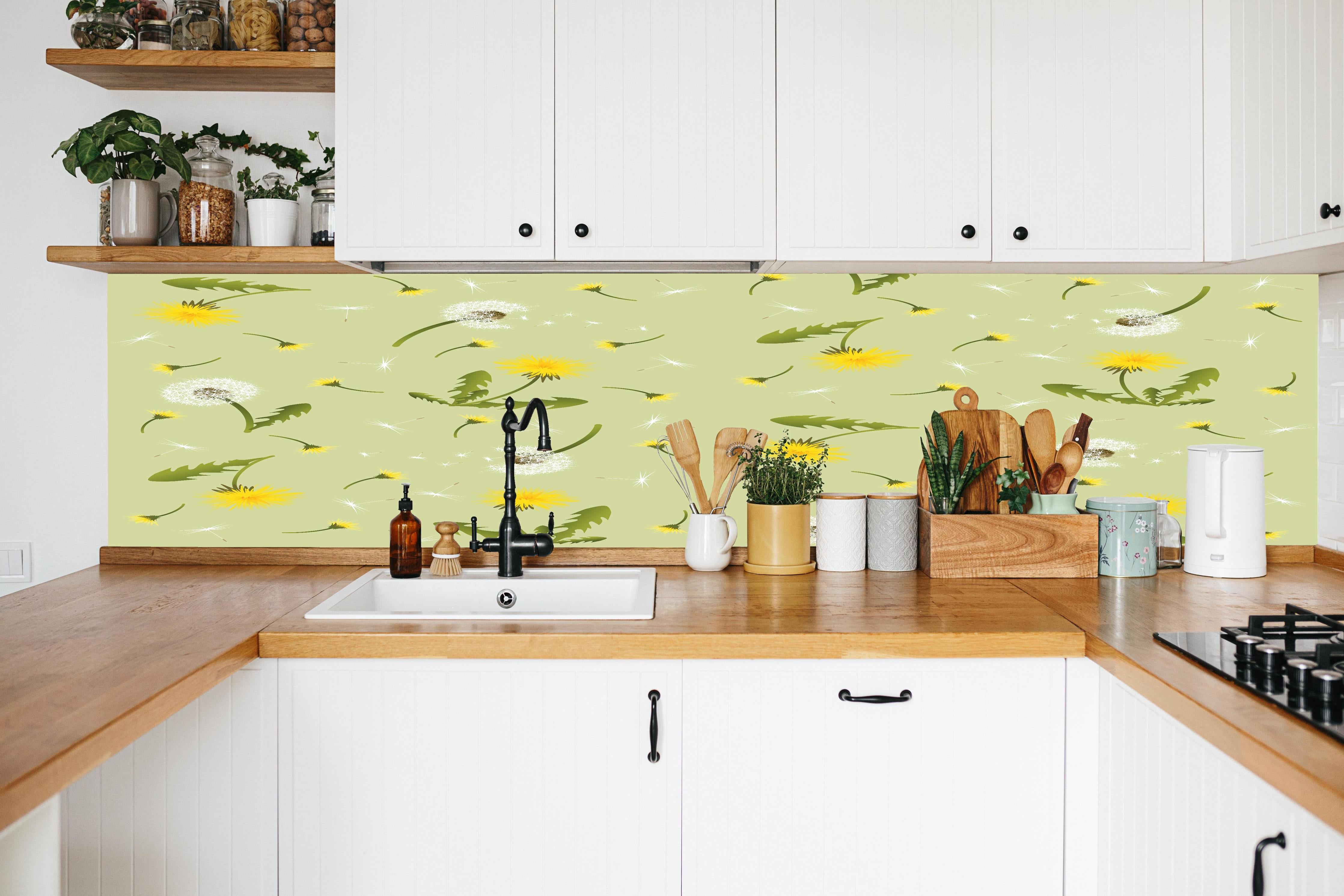 Küche - Pusteblumen Grün-Gelb Muster in weißer Küche hinter Gewürzen und Kochlöffeln aus Holz