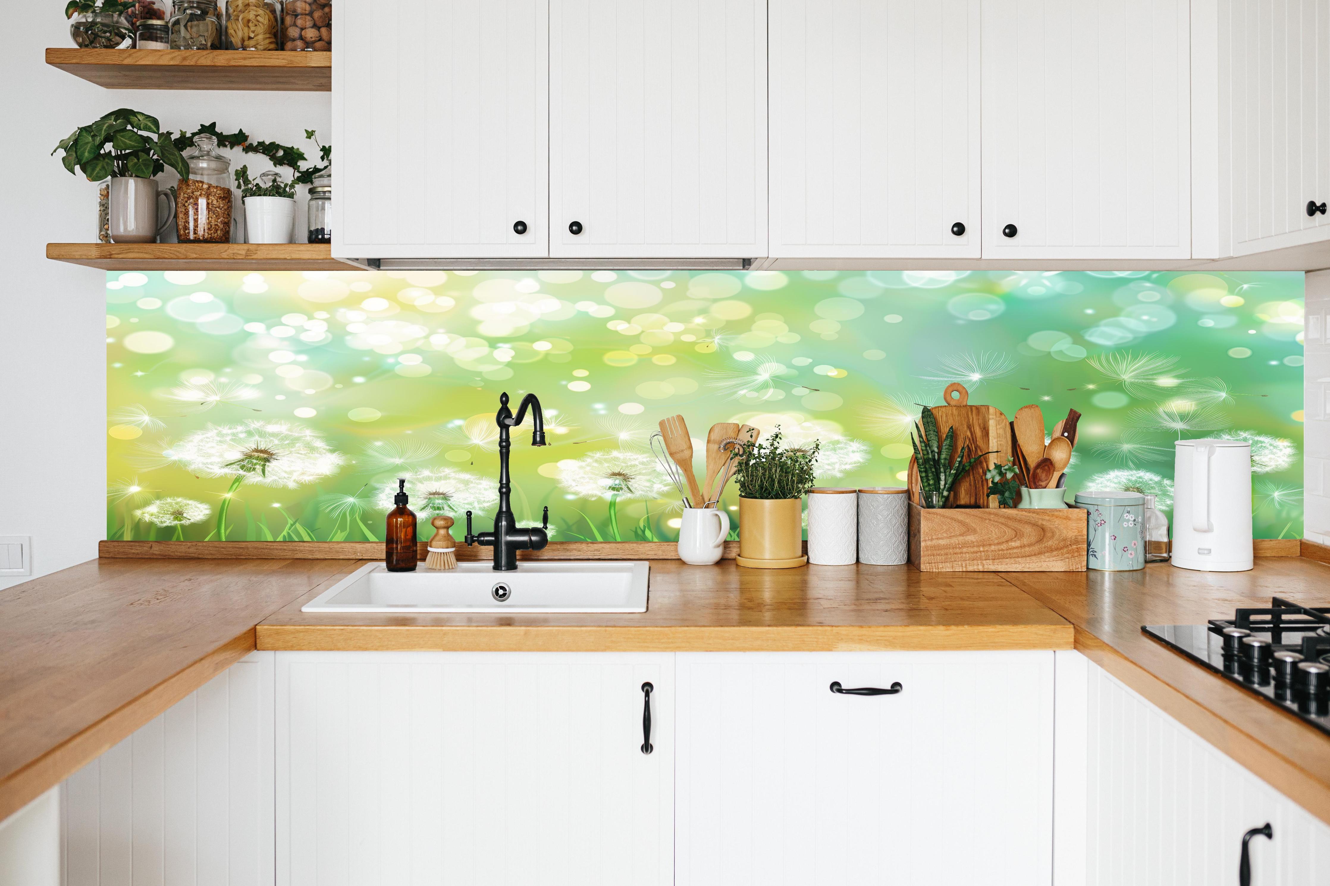 Küche - Pusteblumen im Frühlingsgrün in weißer Küche hinter Gewürzen und Kochlöffeln aus Holz