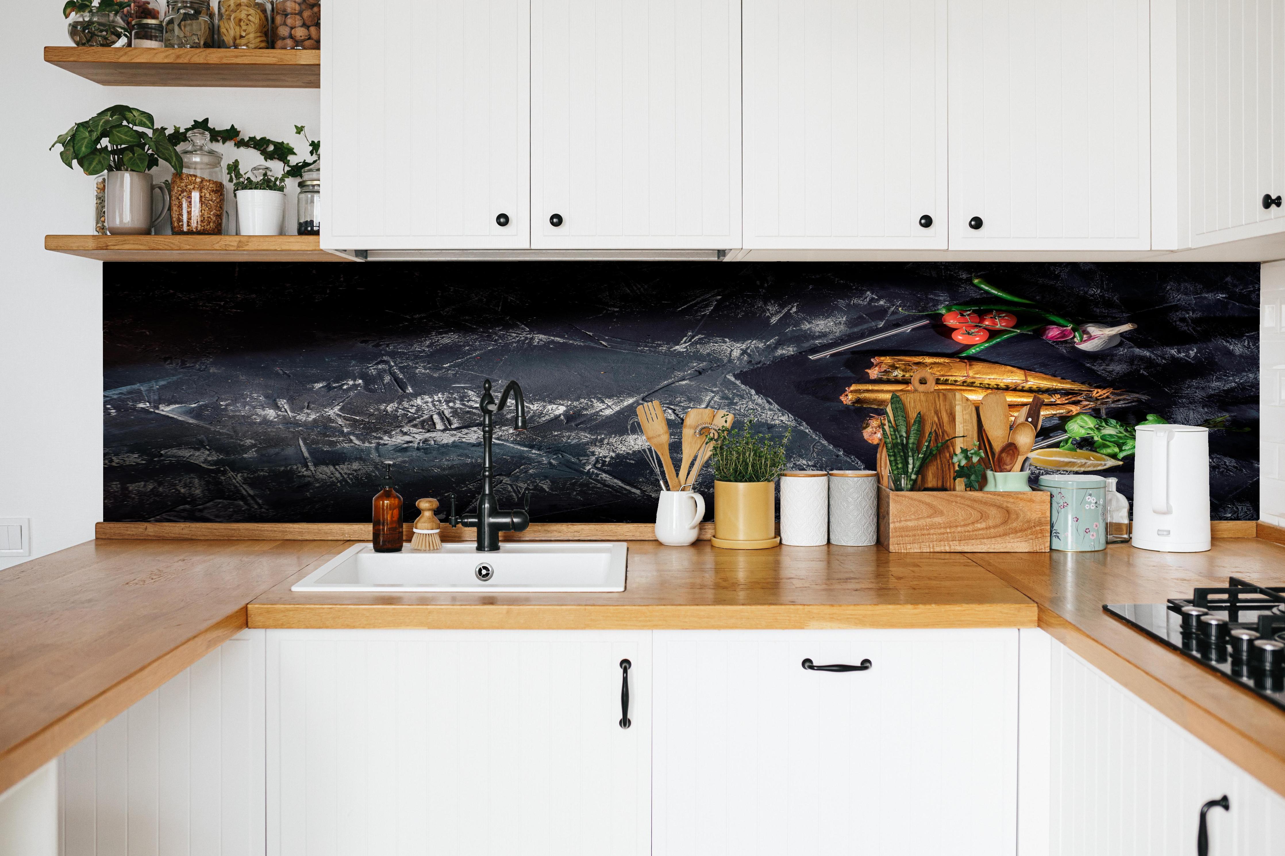 Küche - Räucherfisch auf dunklem Schiefer in weißer Küche hinter Gewürzen und Kochlöffeln aus Holz