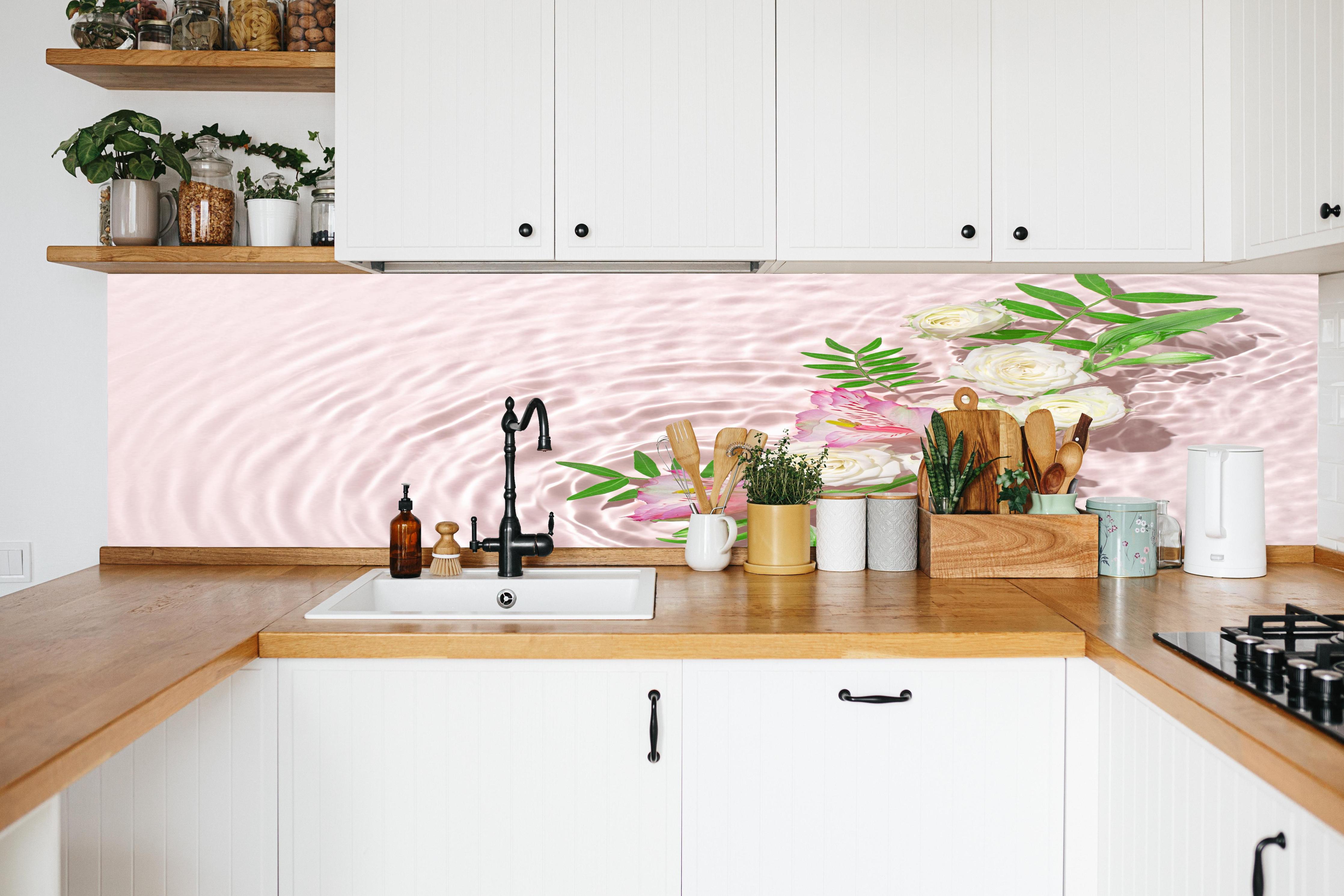 Küche - Rosa Blumen auf Wasser in weißer Küche hinter Gewürzen und Kochlöffeln aus Holz