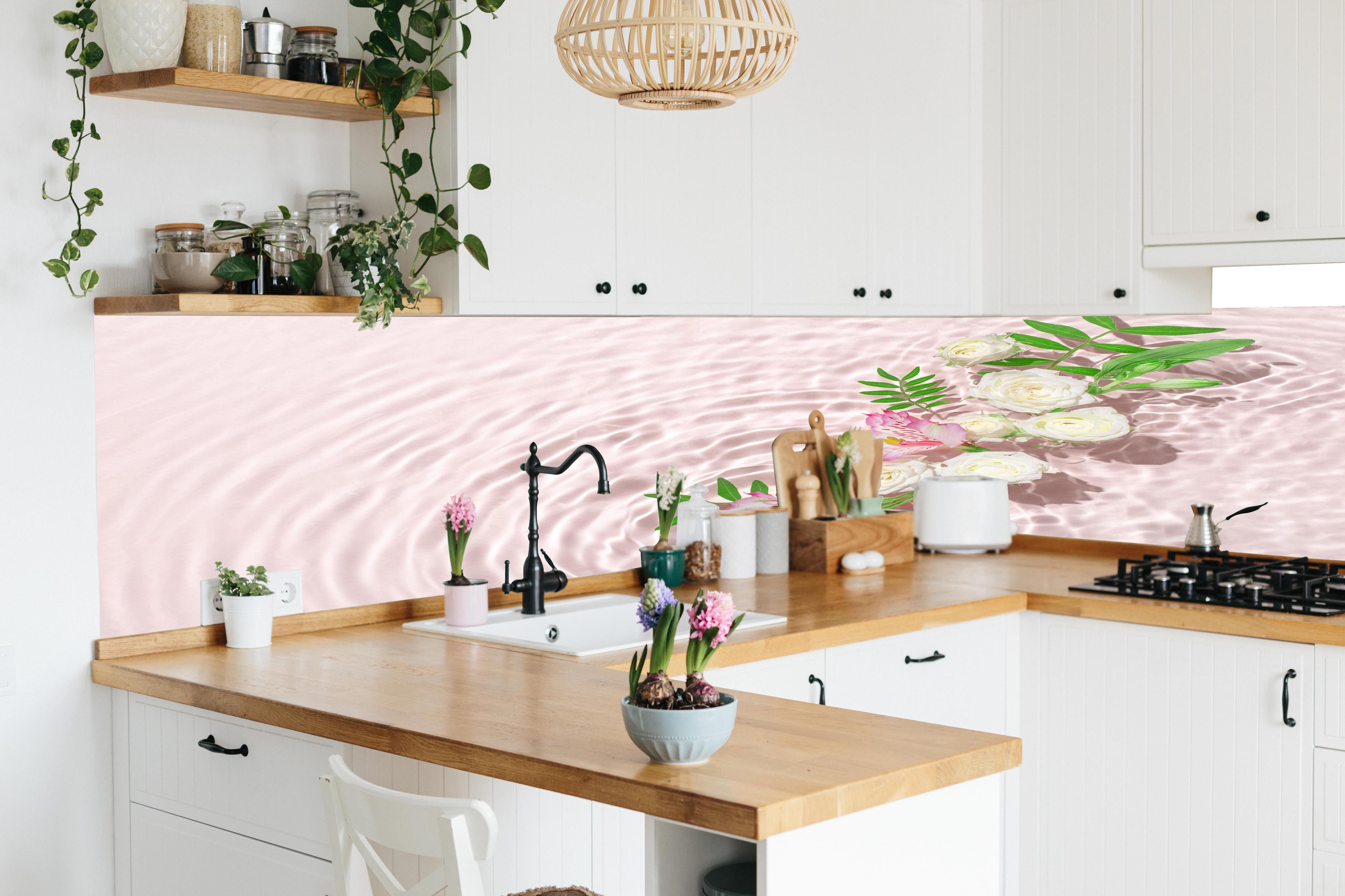 Küche - Rosa Blumen auf Wasser in lebendiger Küche mit bunten Blumen