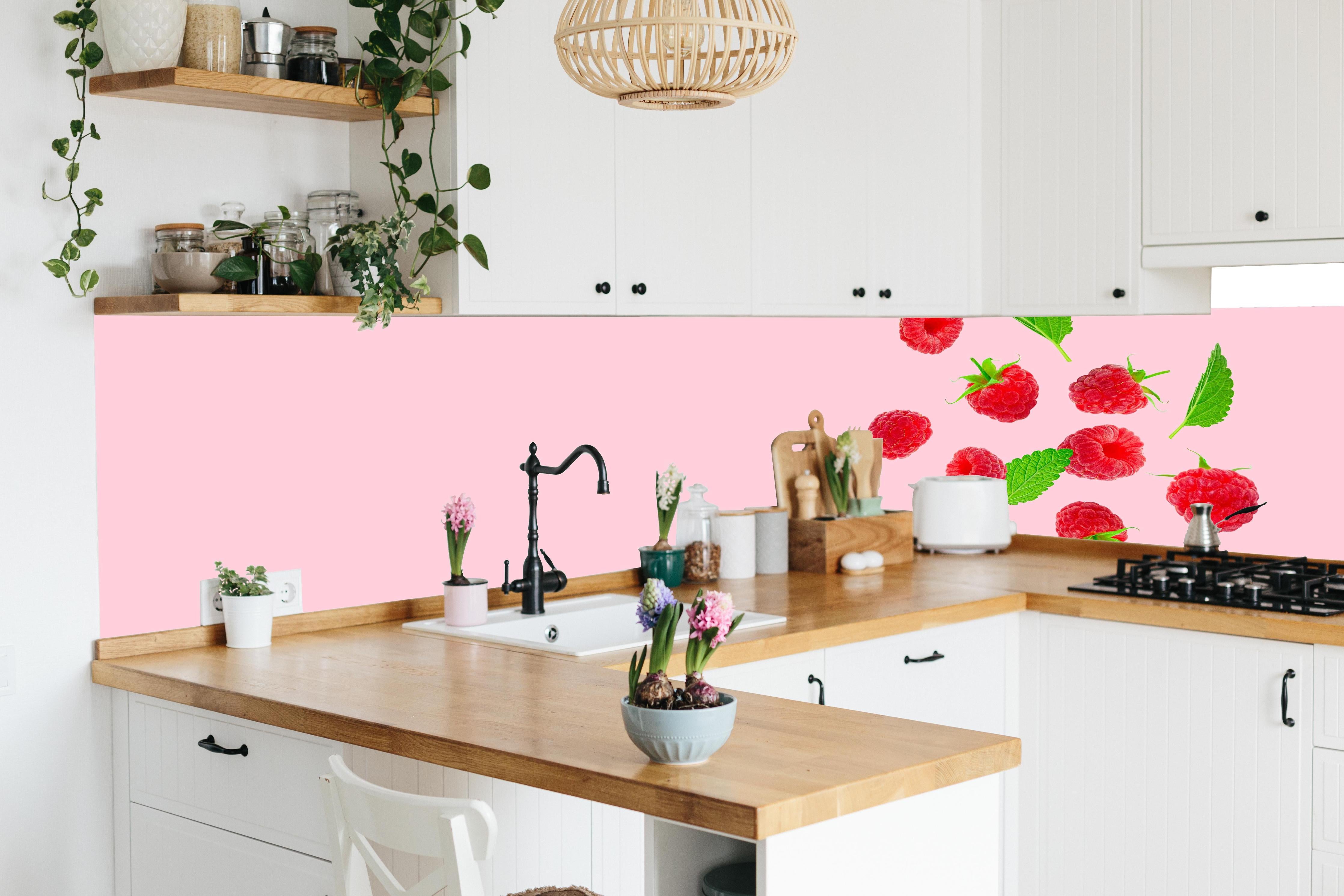 Küche - Rosa Himbeeren mit Minze in lebendiger Küche mit bunten Blumen