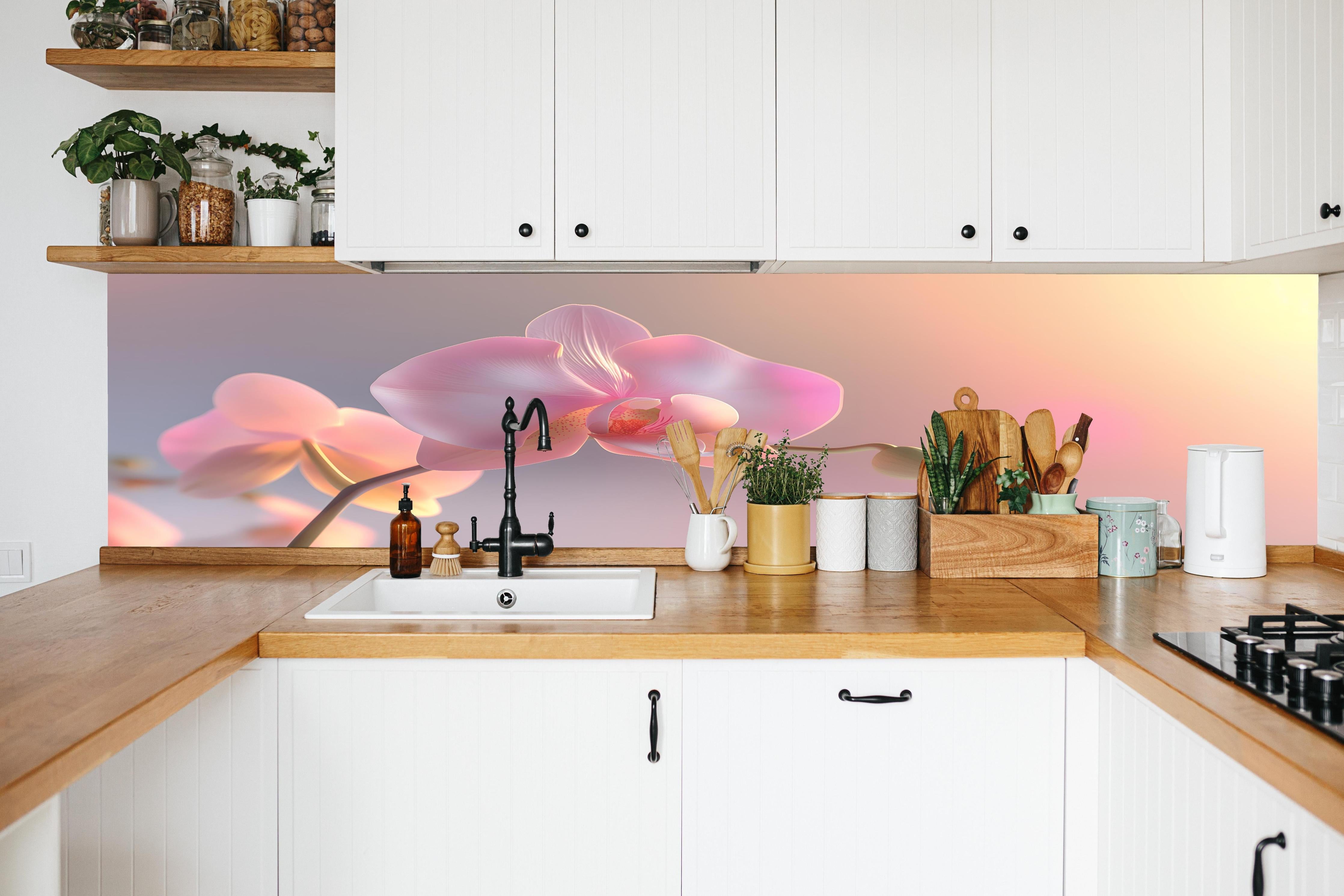 Küche - Rosa Orchidee Pastellhintergrund in weißer Küche hinter Gewürzen und Kochlöffeln aus Holz