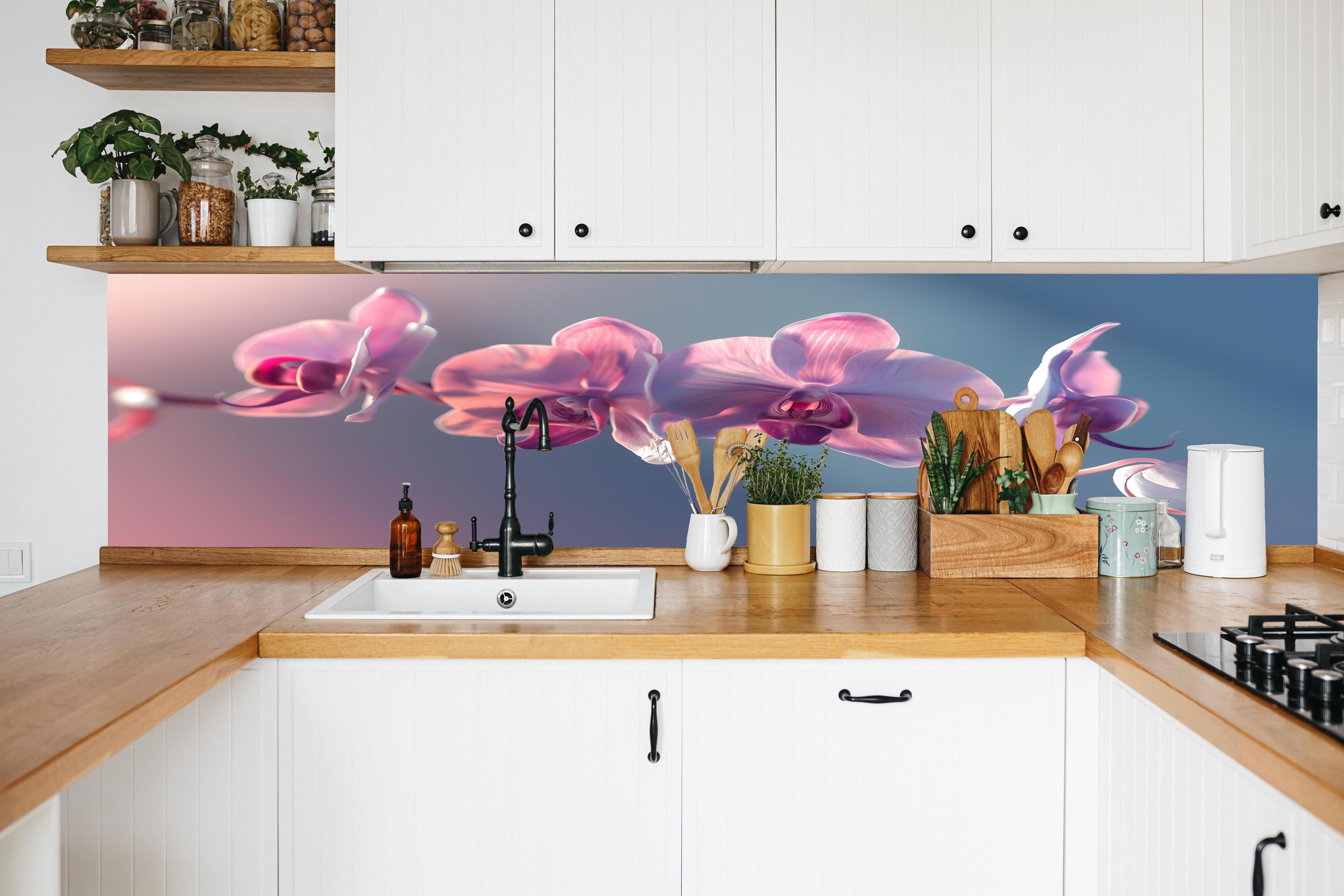 Küche - Rosa Orchideen auf Blau in weißer Küche hinter Gewürzen und Kochlöffeln aus Holz