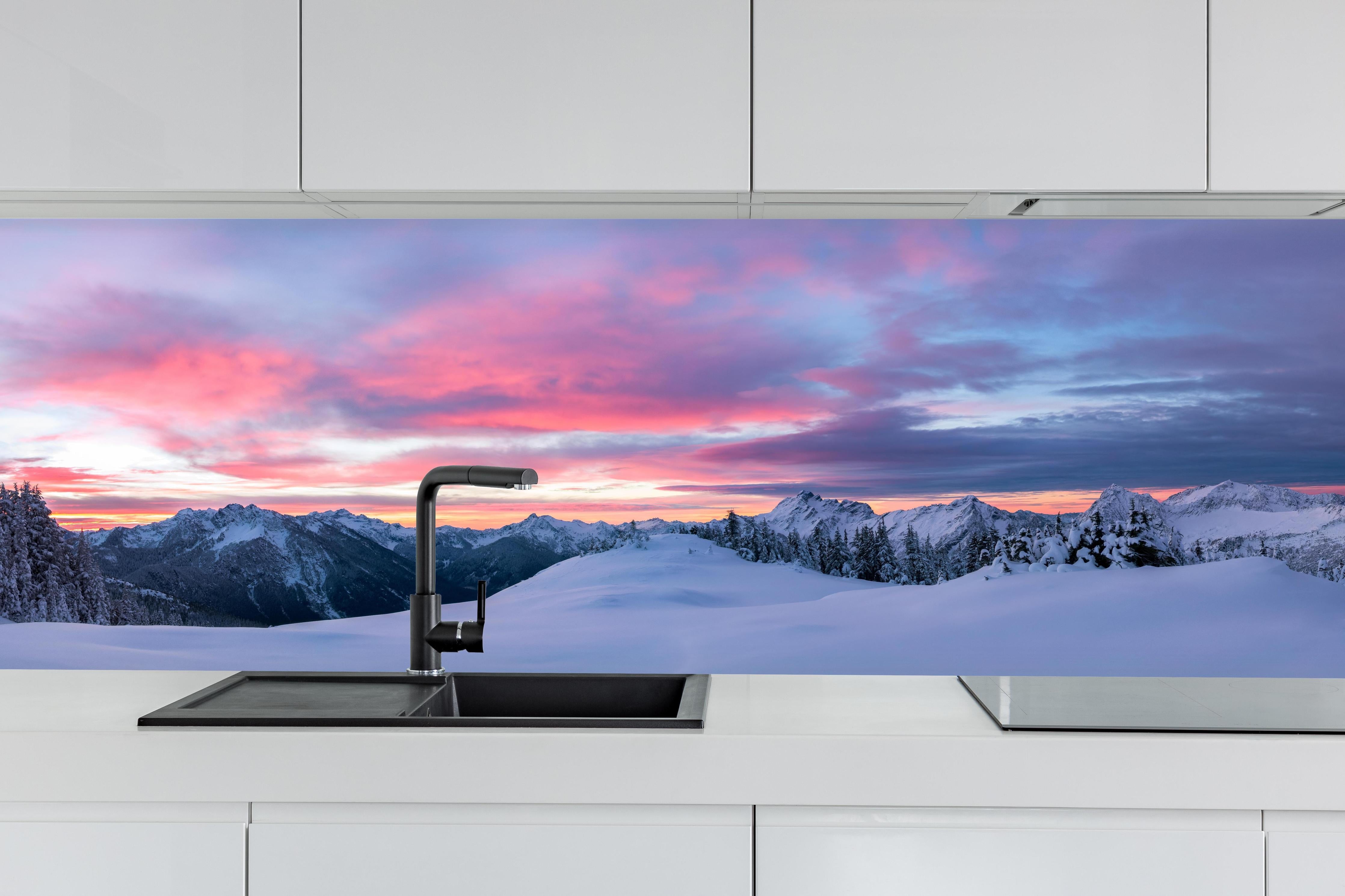 Küche - Rosa Sonnenuntergang Bergpanorama hinter weißen Hochglanz-Küchenregalen und schwarzem Wasserhahn